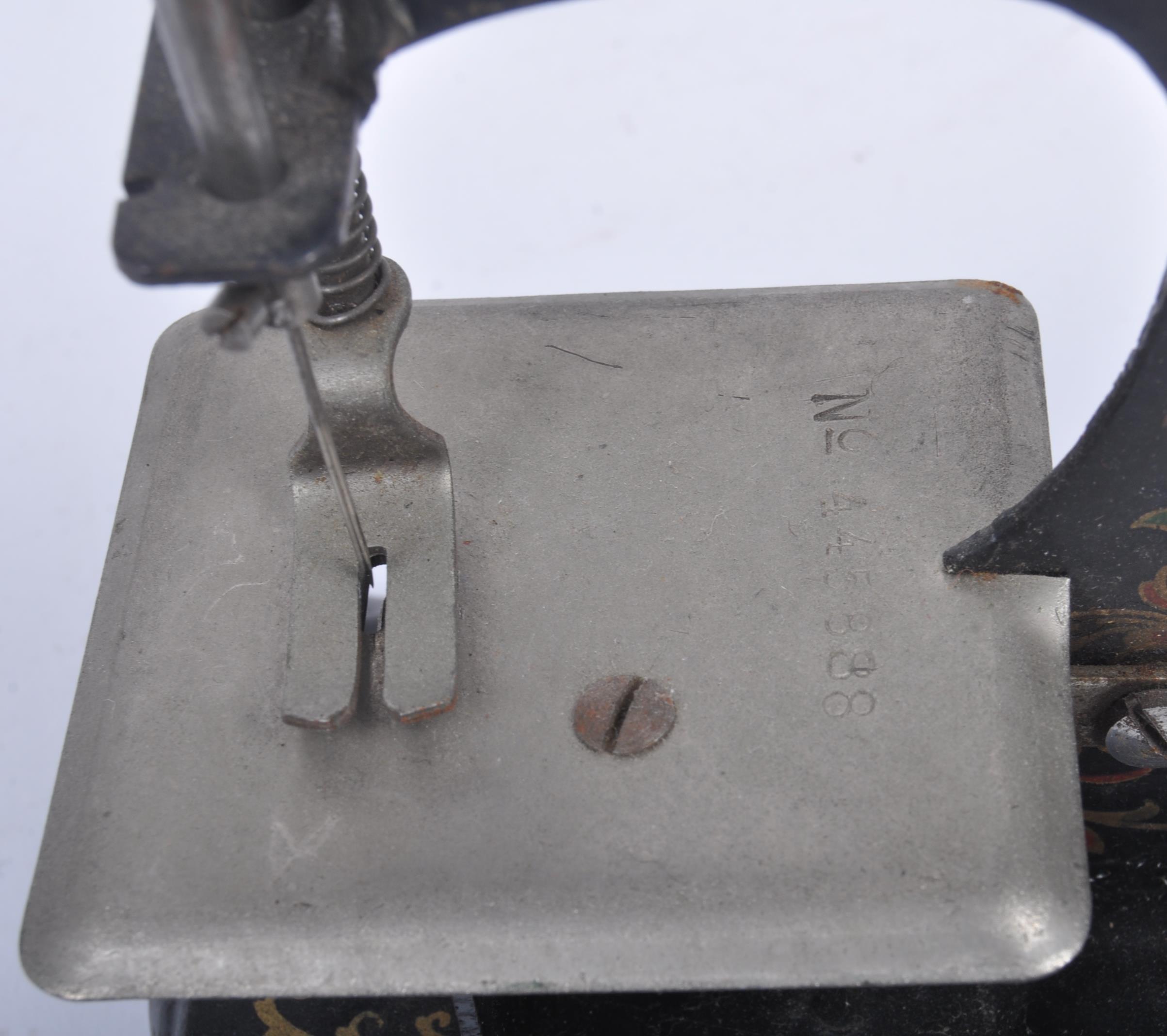 19TH CENTURY MINIATURE TIN SEWING MACHINE - Image 6 of 6