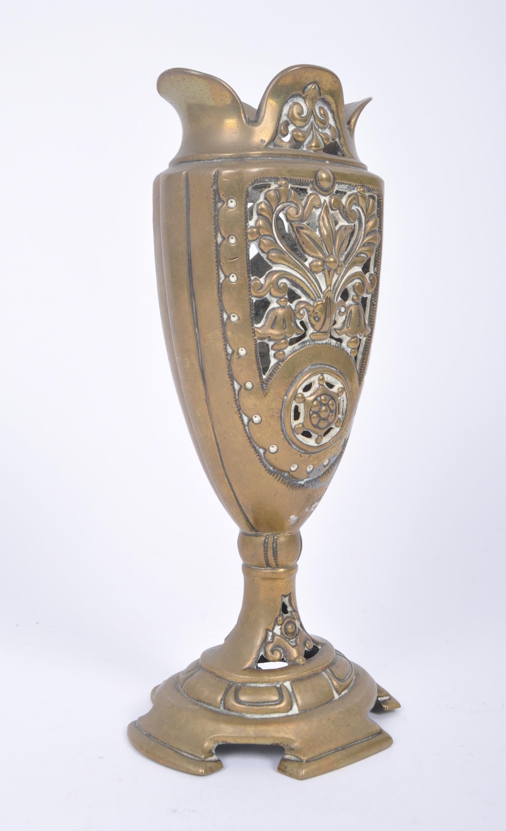 EARLY 20TH CENTURY VINTAGE DECORATIVE BRASS MANTLE VASE - Image 2 of 5