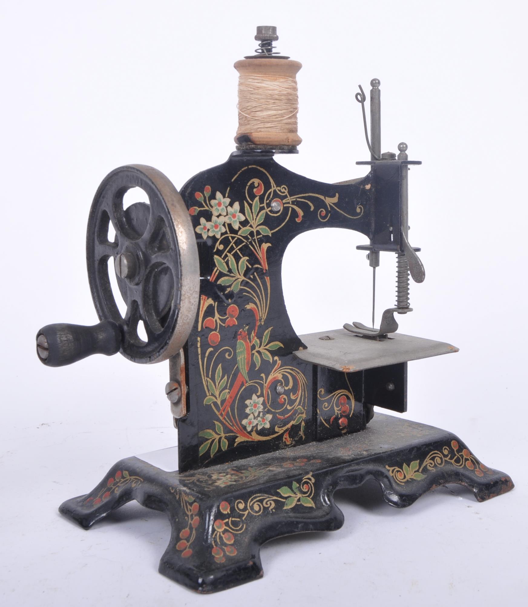 19TH CENTURY MINIATURE TIN SEWING MACHINE - Image 4 of 6