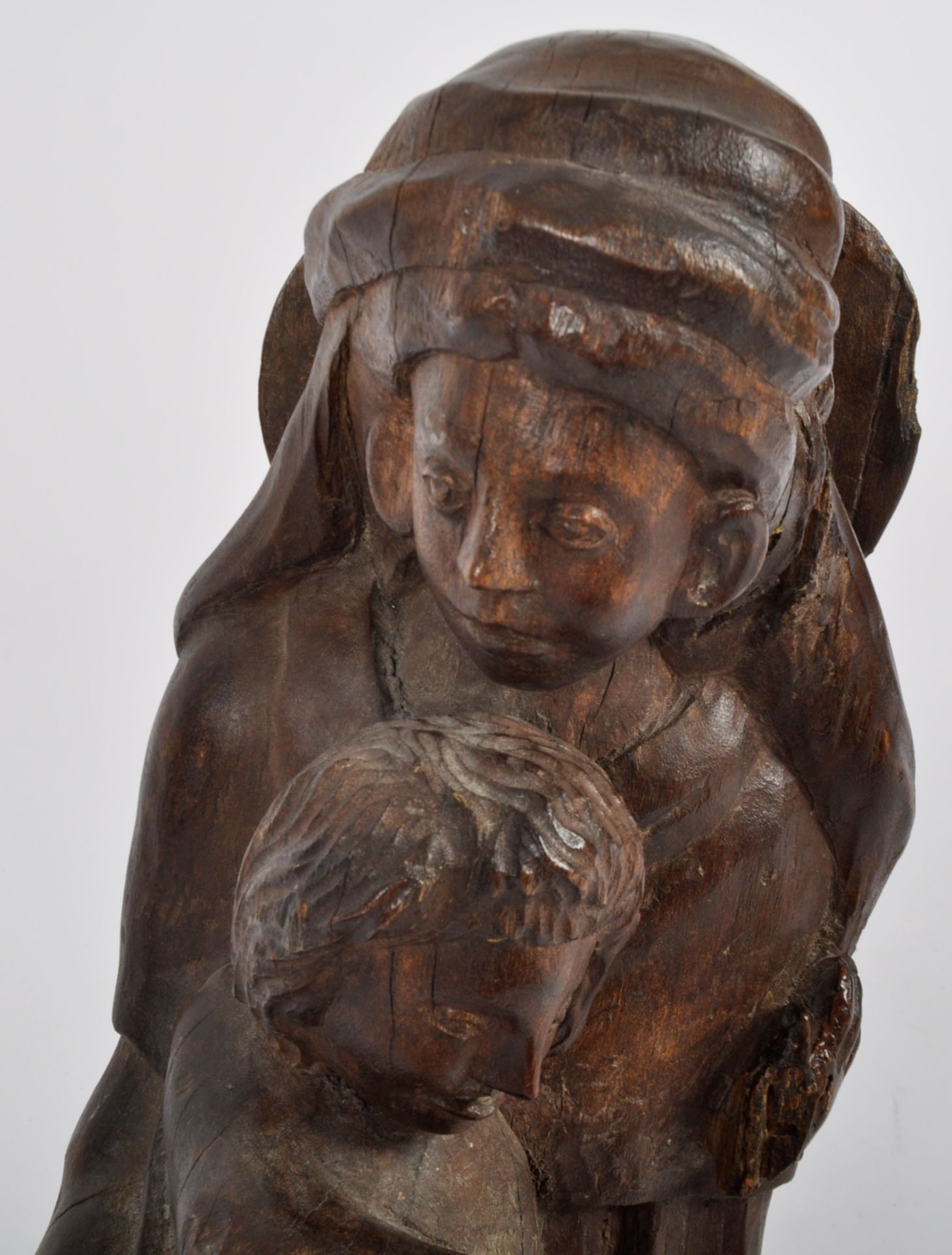 20TH CENTURY OAK CARVING OF MADONNA & CHRIST - Image 5 of 8