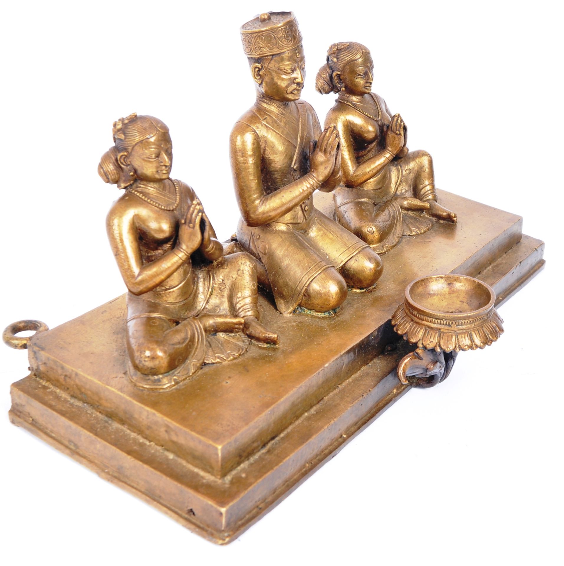 THREE BRONZE HINDU FIGURES IN PRAYER MOUNTED ON BRONZE PANEL - Bild 3 aus 6