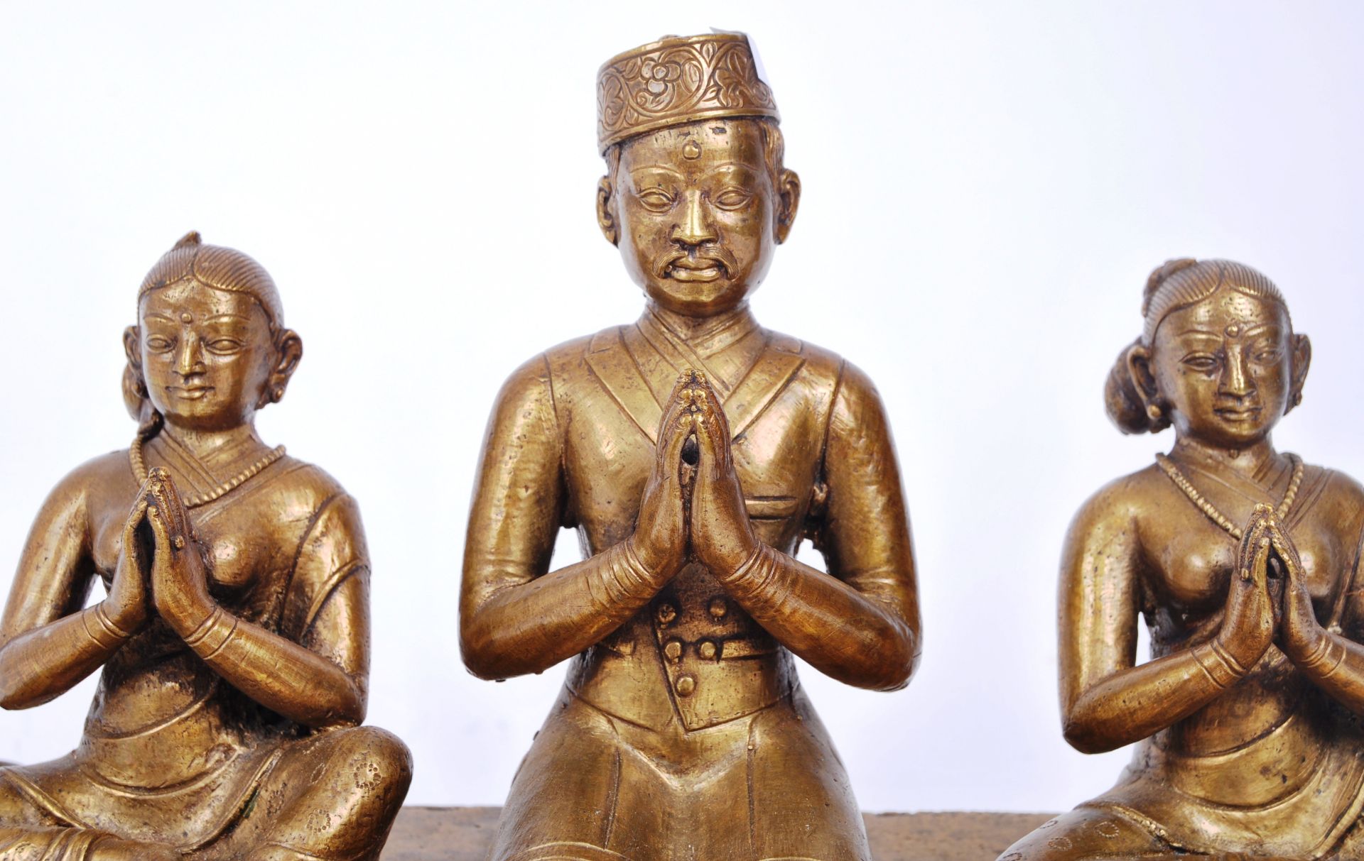 THREE BRONZE HINDU FIGURES IN PRAYER MOUNTED ON BRONZE PANEL - Bild 6 aus 6