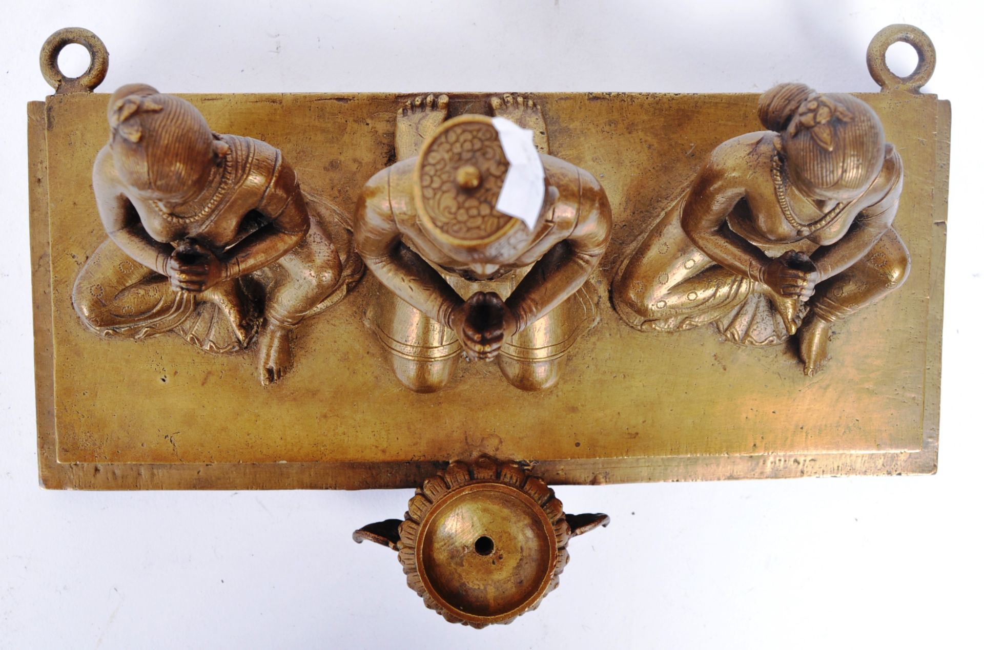 THREE BRONZE HINDU FIGURES IN PRAYER MOUNTED ON BRONZE PANEL - Bild 4 aus 6