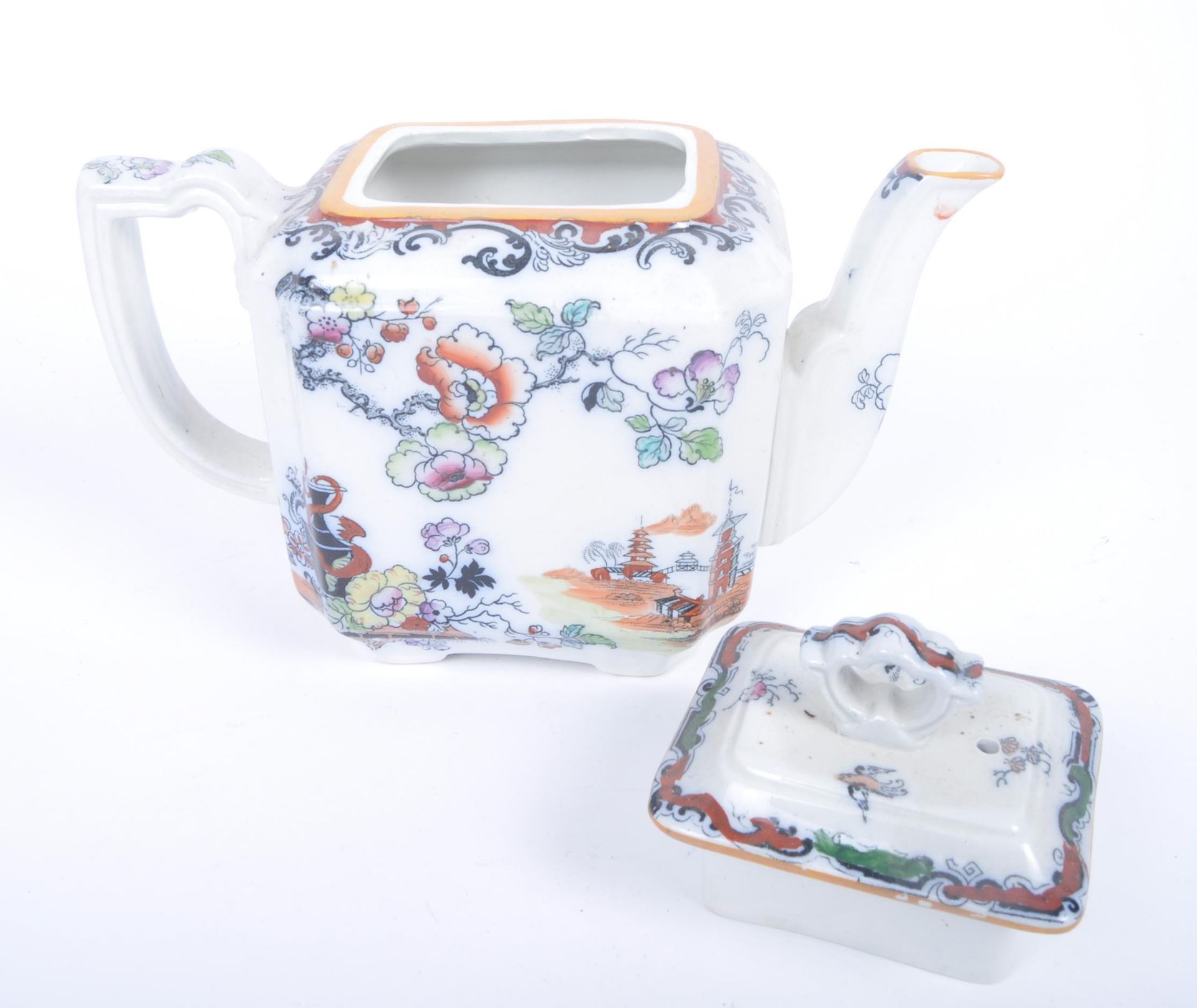 VICTORIAN CHINOISERIE DECORATED TEAPOT WITH PAGODA SCENE - Image 3 of 5