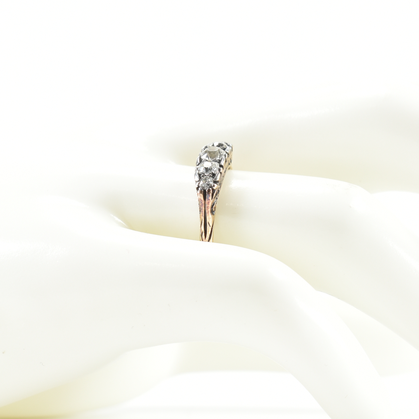 18CT GOLD FIVE STONE DIAMOND RING - Image 8 of 9