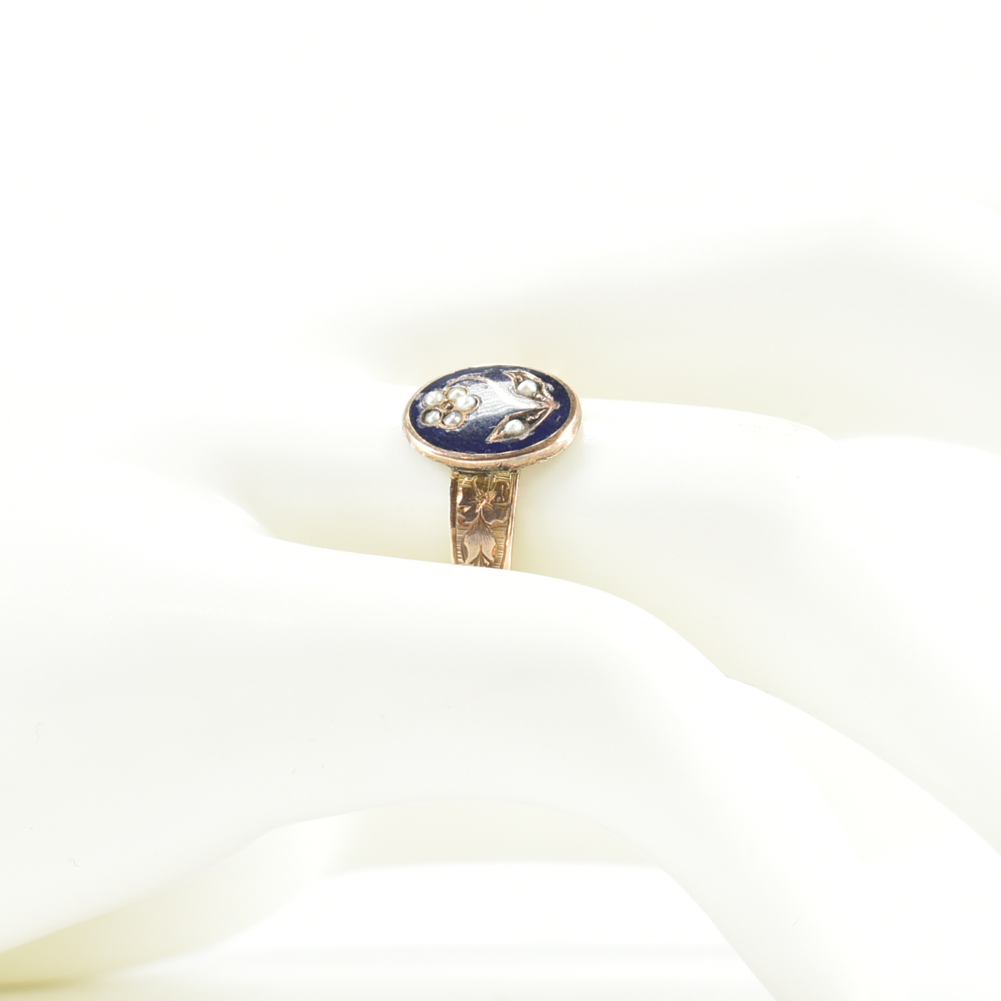 VICTORIAN 12CT GOLD ENAMEL PEARL FORGET-ME-NOT RING - Image 8 of 8