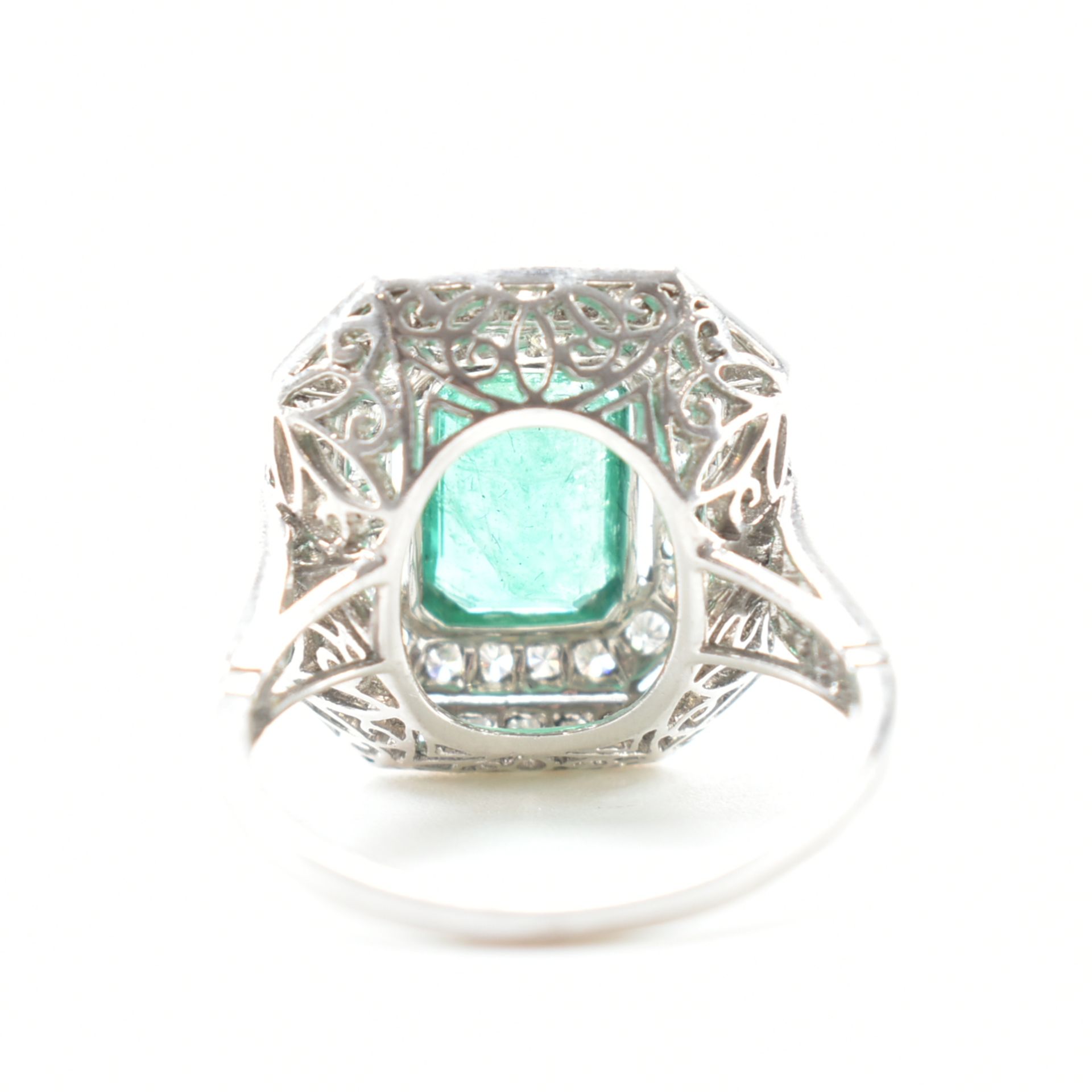 EMERALD & DIAMOND PANEL RING - Image 4 of 8