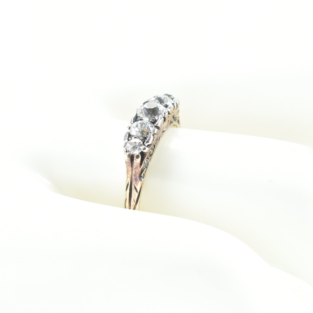 18CT GOLD FIVE STONE DIAMOND RING - Image 9 of 9