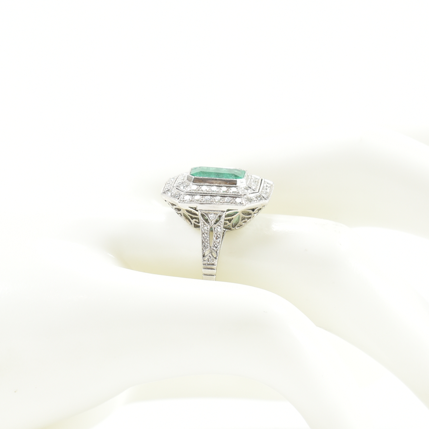 EMERALD & DIAMOND PANEL RING - Image 8 of 8