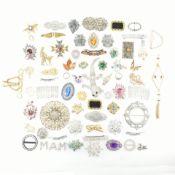 COLLECTION OF ASSORTED COSTUME JEWELLERY BROOCHES & MORE
