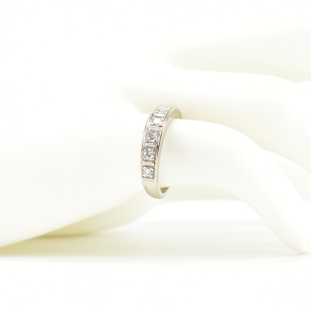 18CT WHITE GOLD & DIAMOND SEVEN STONE RING - Image 8 of 9