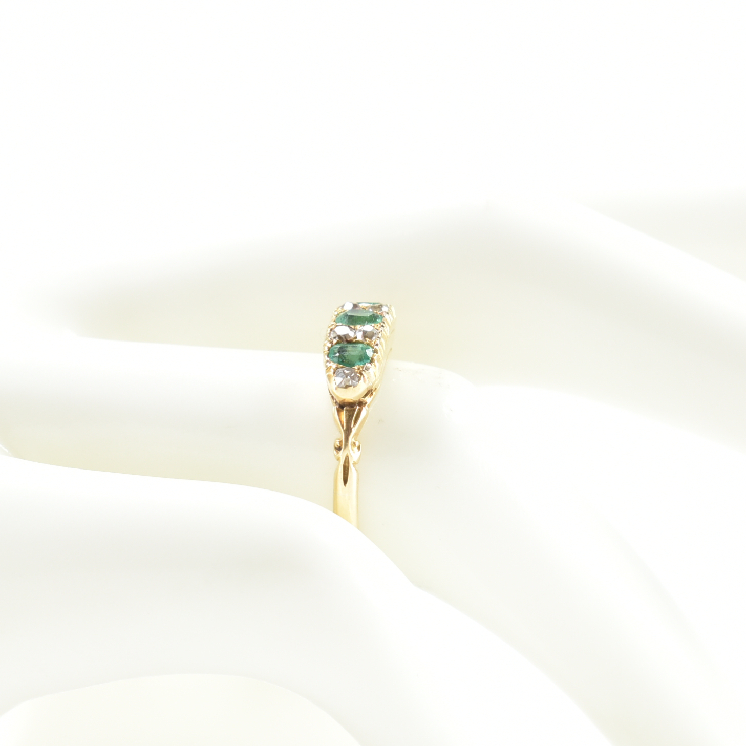 18CT GOLD EMERALD & DIAMOND RING - Image 10 of 10