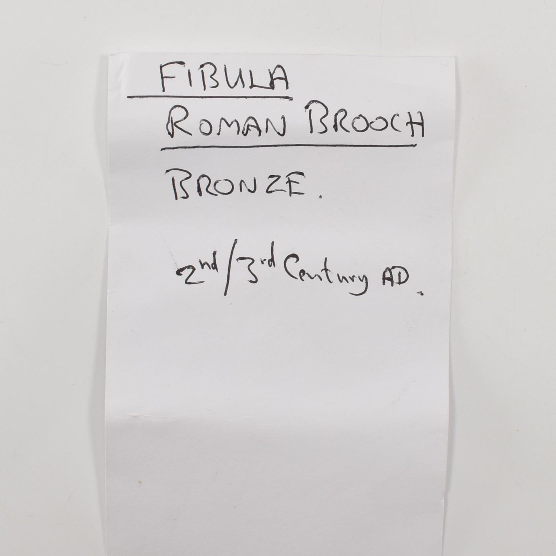 COLLECTION OF ASSORTED ROMAN FIBULA BROOCH PIN ANTIQUITIES - Bild 16 aus 21