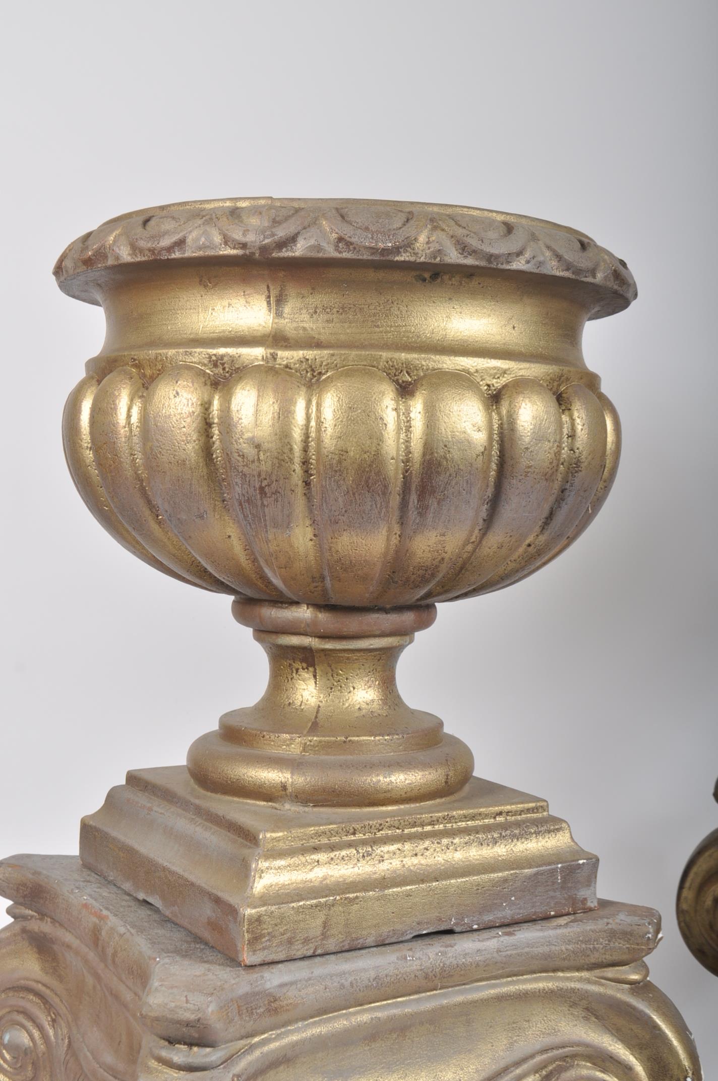 PAIR OF HOLLYWOOD REGENCY CLASSICAL GARDEN URNS - Bild 2 aus 4