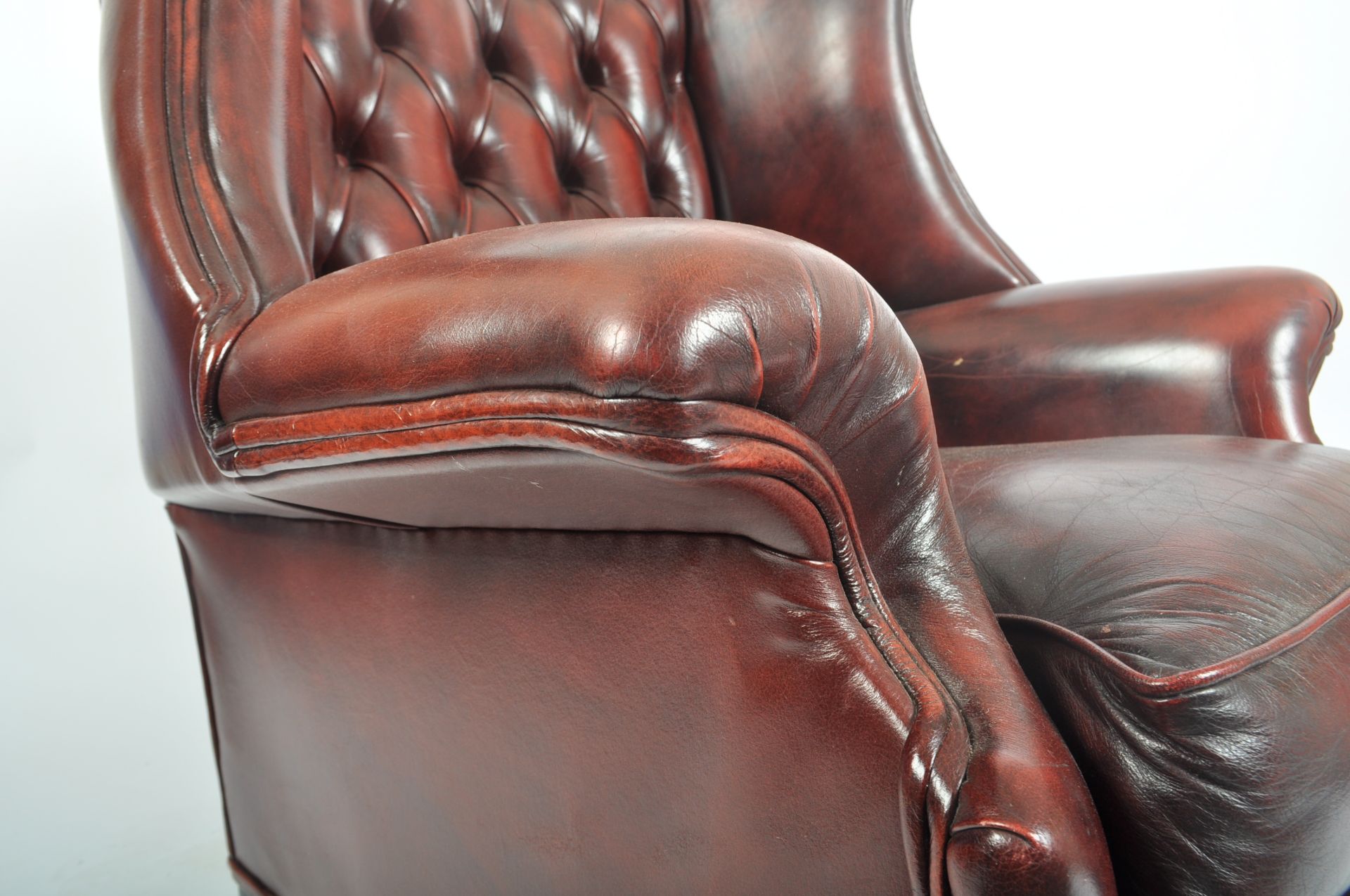 VINTAGE CHESTERFIELD QUEEN ANNE STYLE WINGBACK ARMCHAIR - Image 5 of 7