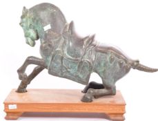 A 20TH CENTURY PATINATED EFFECT BRASS HORSE FIGURINE