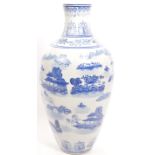 20TH CENTURY CHINESE ORIENTAL CERAMIC BLUE & WHITE VASE