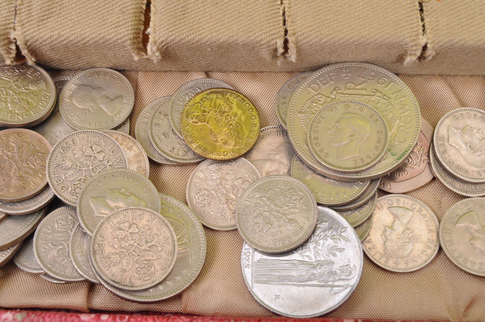 COLLECTION OF FOREIGN & UK CURRENCY COINS - Bild 8 aus 9