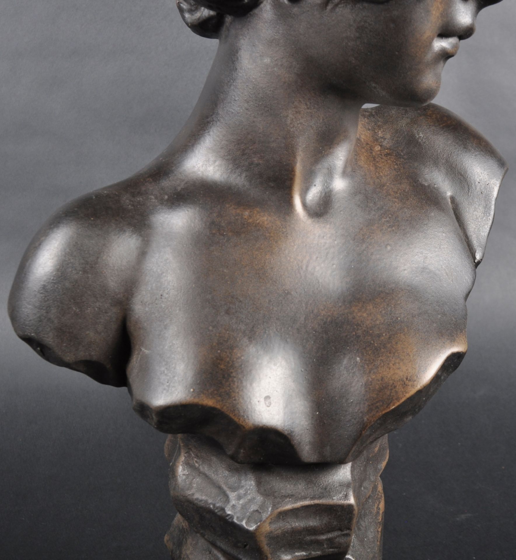 FAUX BRONZE BUST DEPICTING A YOUNG WOMAN - Bild 4 aus 5