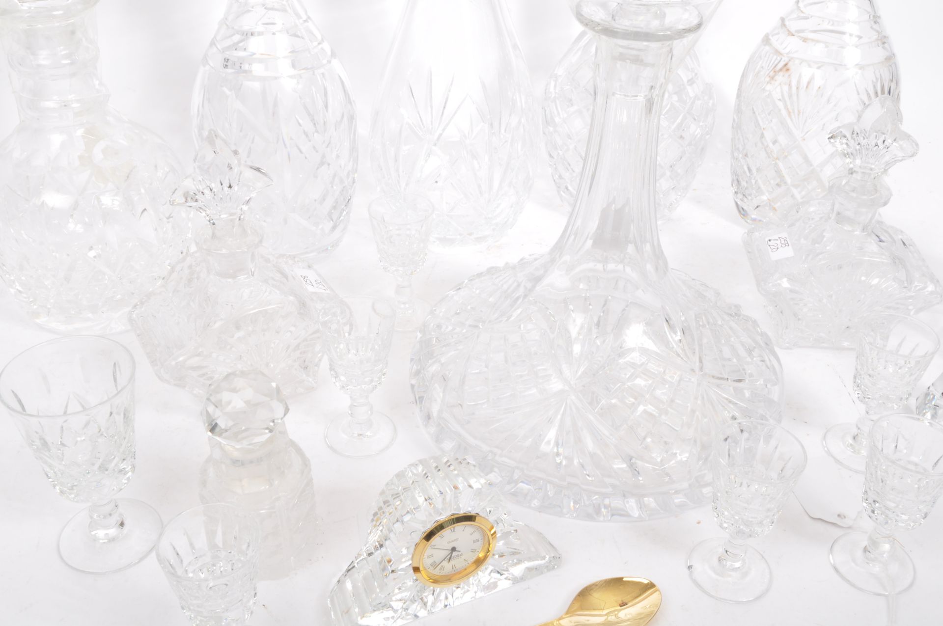 A LARGE COLLECTION OF CUT GLASS DECANTERS AND OTHER ITEMS - Bild 7 aus 8