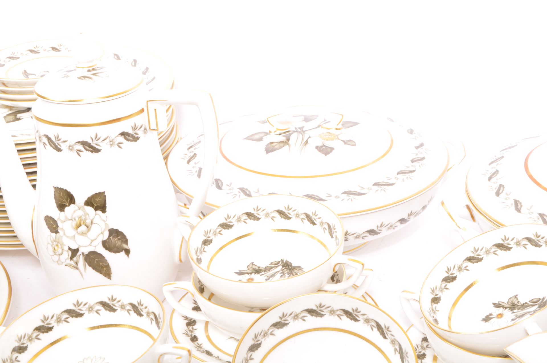 LARGE ROYAL WORCESTER BONE CHINA 'BERNINA' DINNER SERVICE - Image 3 of 8