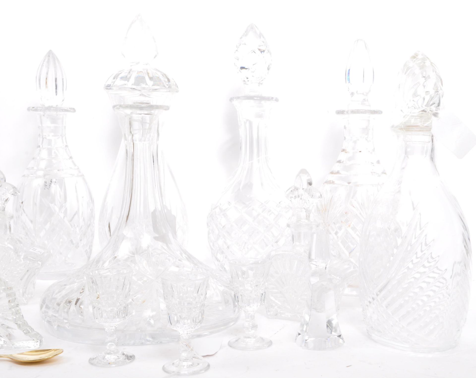 A LARGE COLLECTION OF CUT GLASS DECANTERS AND OTHER ITEMS - Bild 5 aus 8