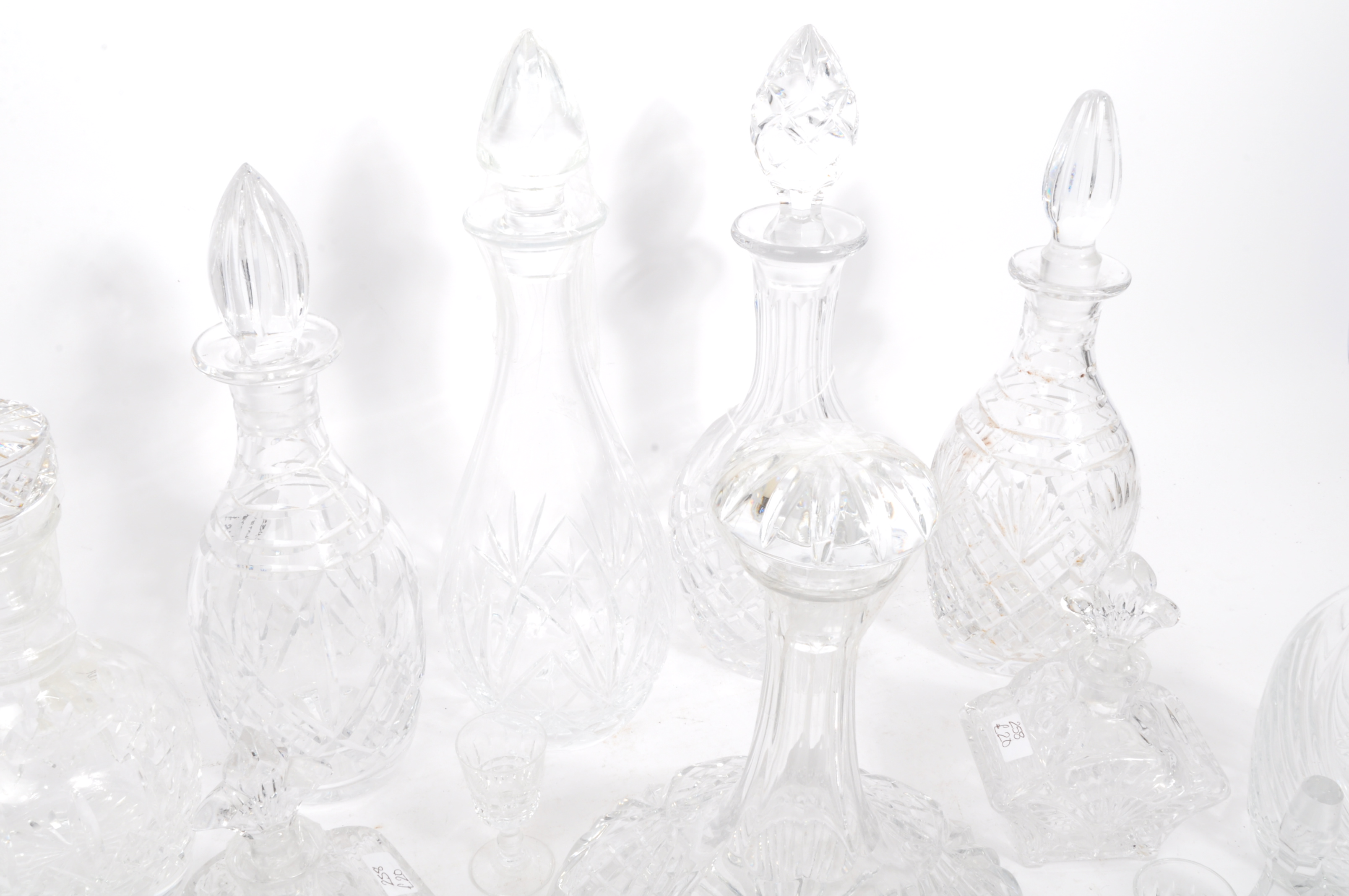A LARGE COLLECTION OF CUT GLASS DECANTERS AND OTHER ITEMS - Bild 6 aus 8