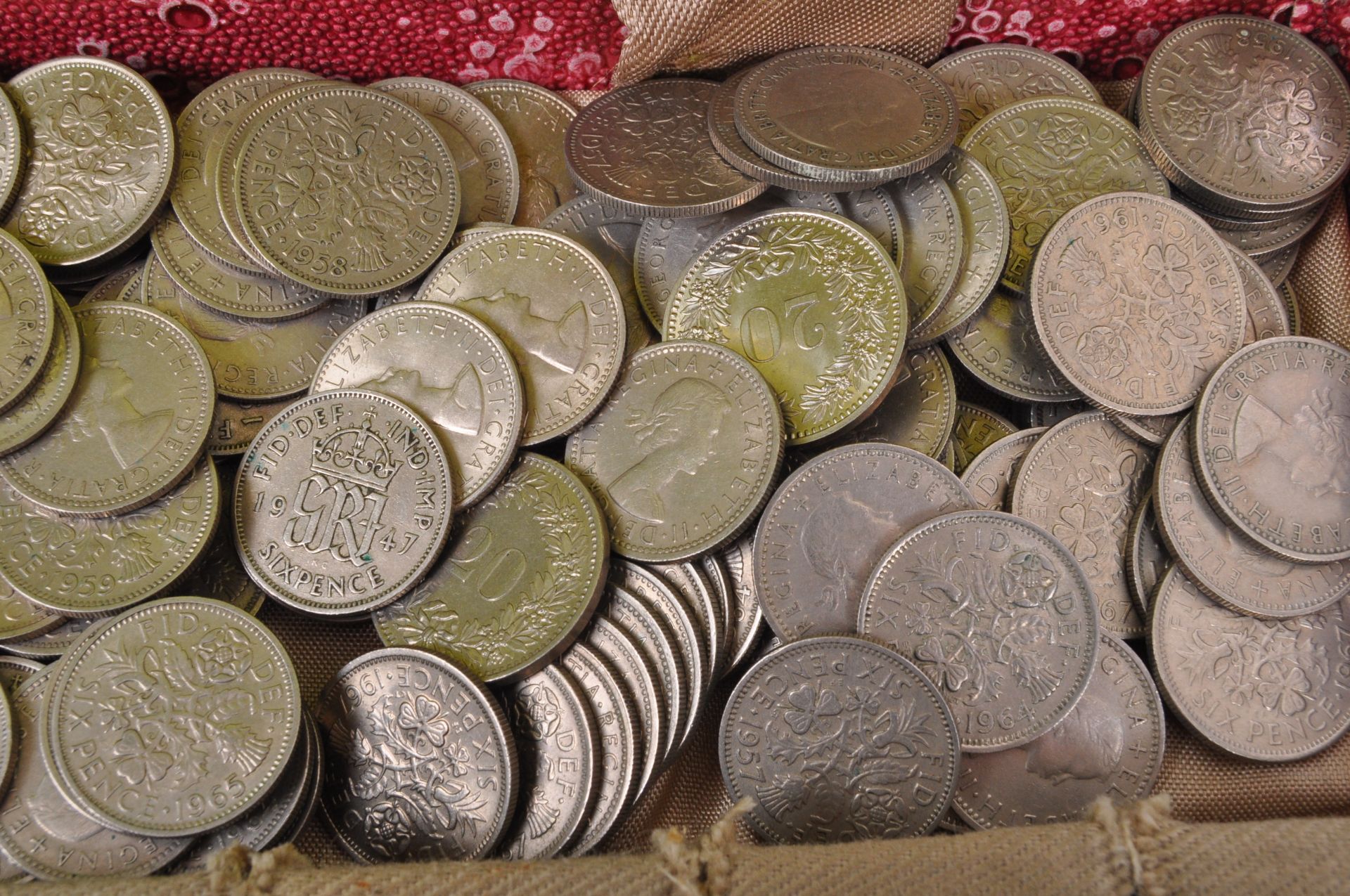 COLLECTION OF FOREIGN & UK CURRENCY COINS - Bild 9 aus 9