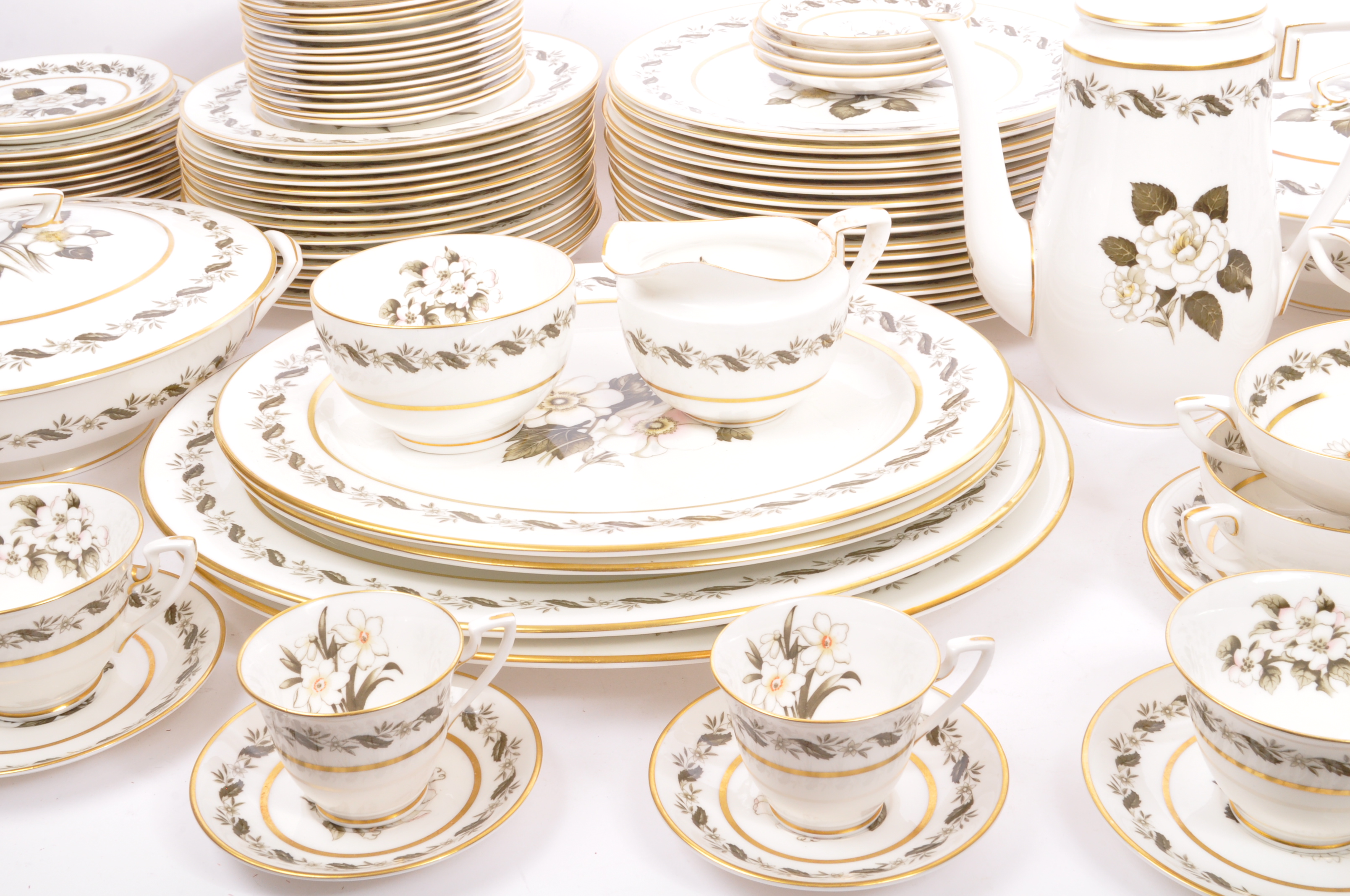 LARGE ROYAL WORCESTER BONE CHINA 'BERNINA' DINNER SERVICE - Image 4 of 8