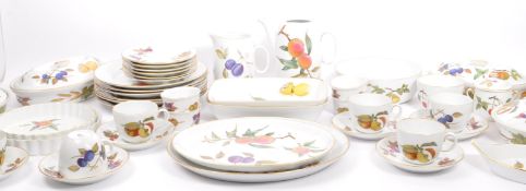 A LATE 20TH CENTURY ROYAL WORCESTER EVESHAM DINNER SERVICE