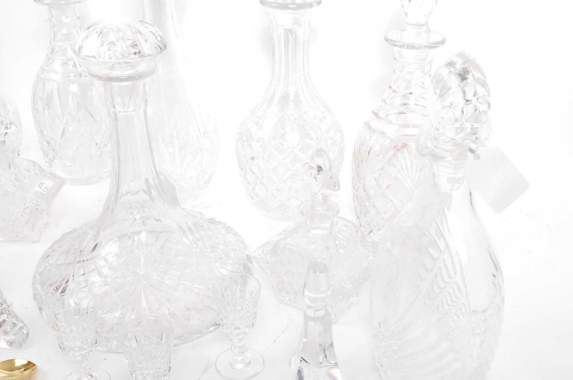 A LARGE COLLECTION OF CUT GLASS DECANTERS AND OTHER ITEMS - Bild 2 aus 8
