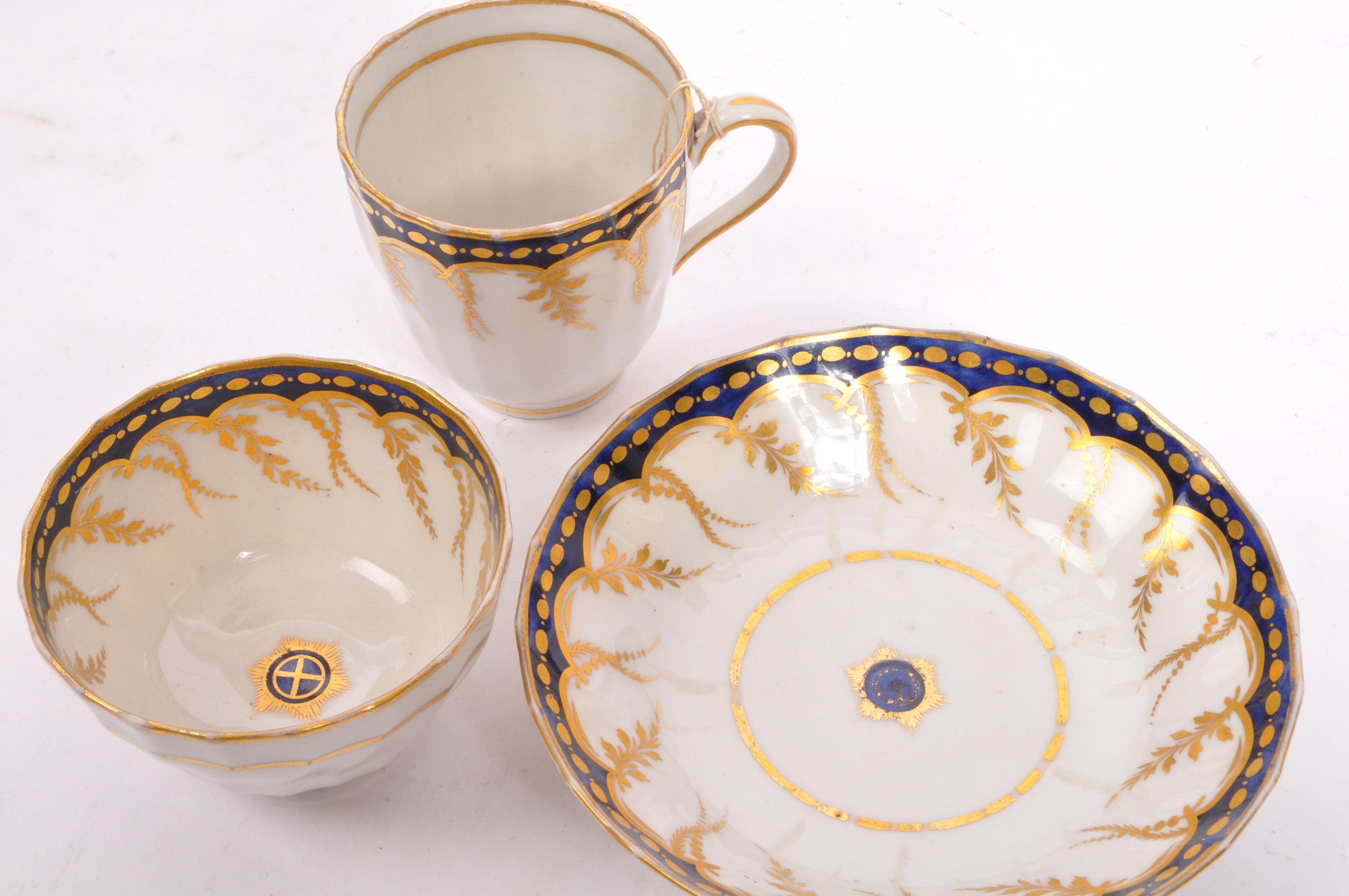 A COLLECTION OF 19TH CENTURY TEA CUPS AND SAUCERS - Bild 6 aus 7