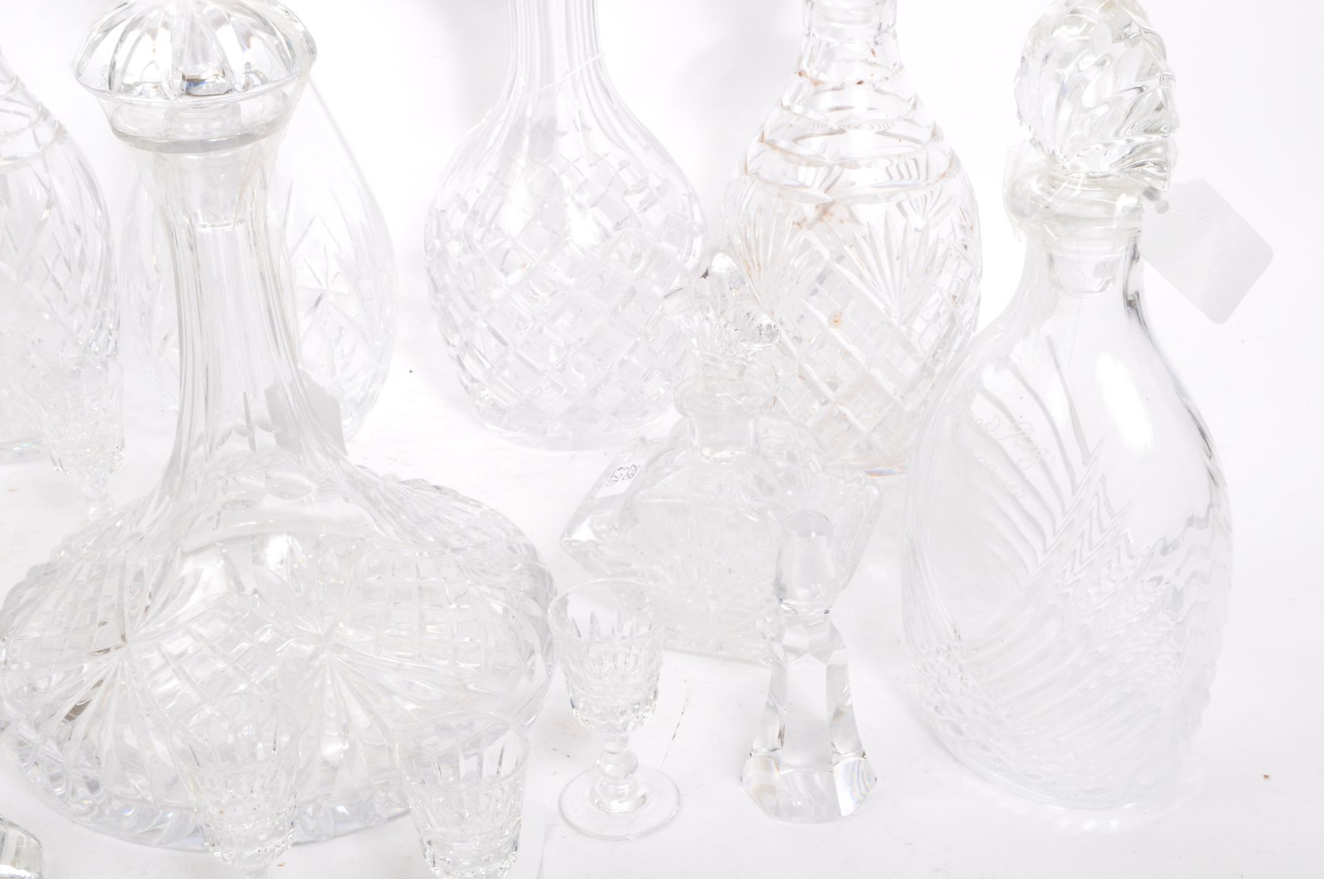 A LARGE COLLECTION OF CUT GLASS DECANTERS AND OTHER ITEMS - Bild 8 aus 8