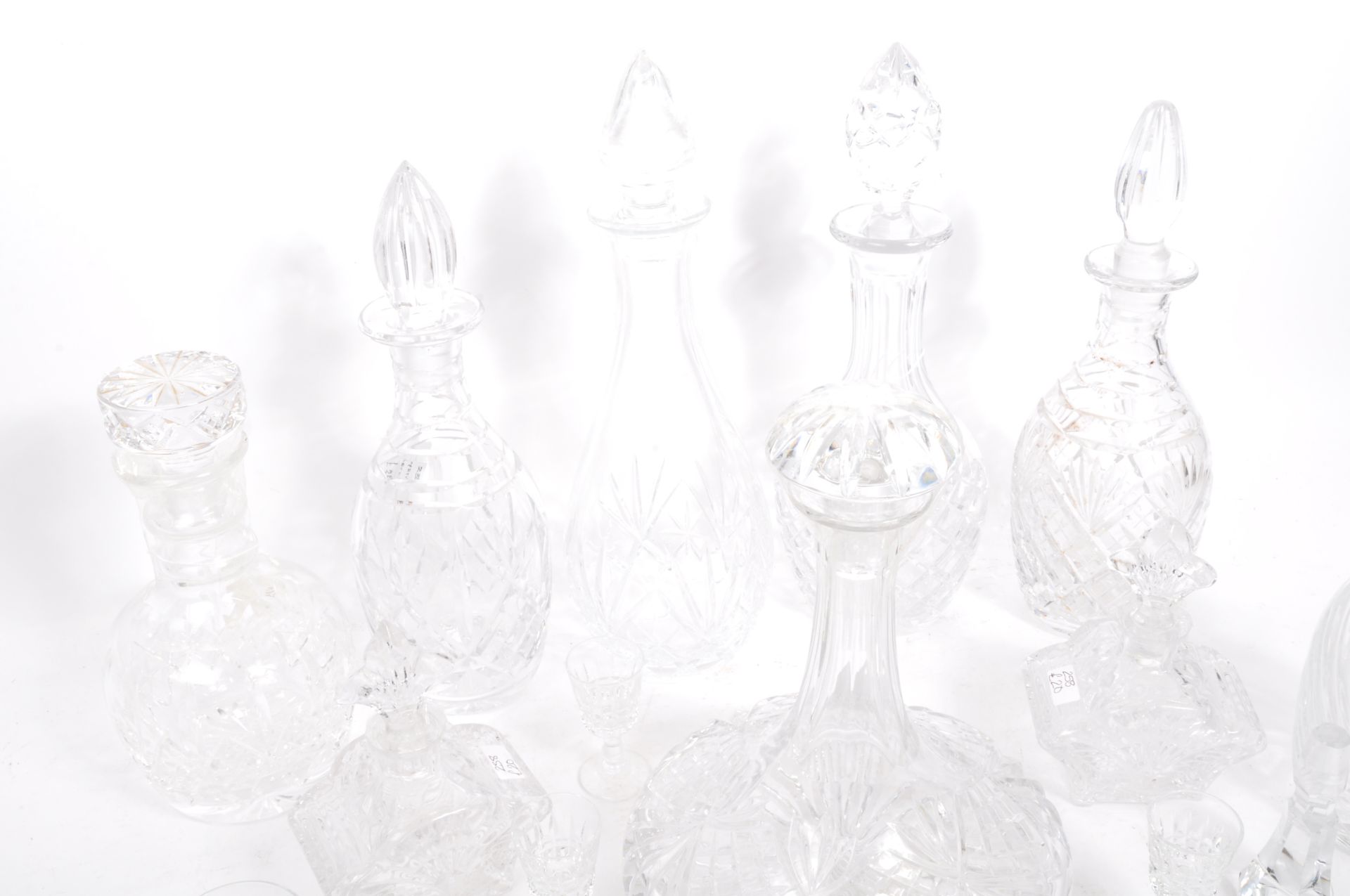 A LARGE COLLECTION OF CUT GLASS DECANTERS AND OTHER ITEMS - Bild 4 aus 8