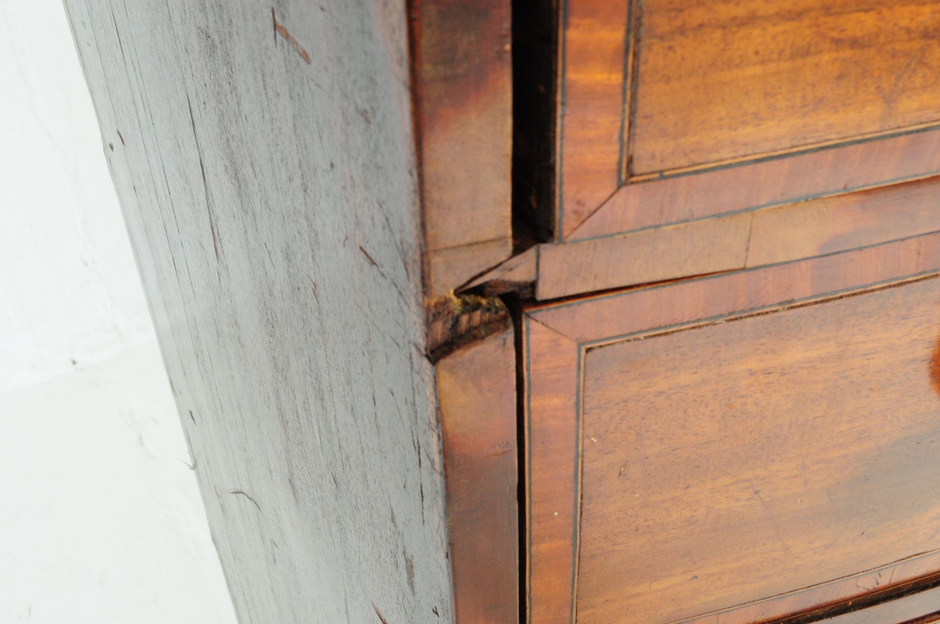 GEORGE III MAHOGANY INLAID BOW FRONT CHEST OF DRAWERS - Image 5 of 6