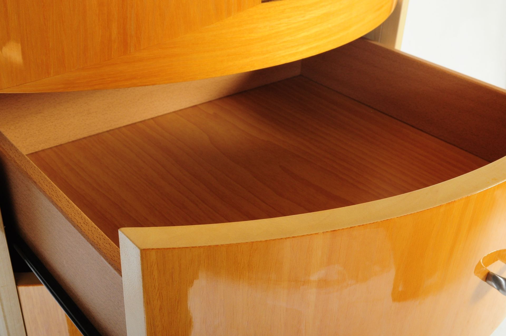 CONTEMPORARY BOW FRONT VENEERED PEDESTAL CHEST OF DRAWERS - Image 4 of 6