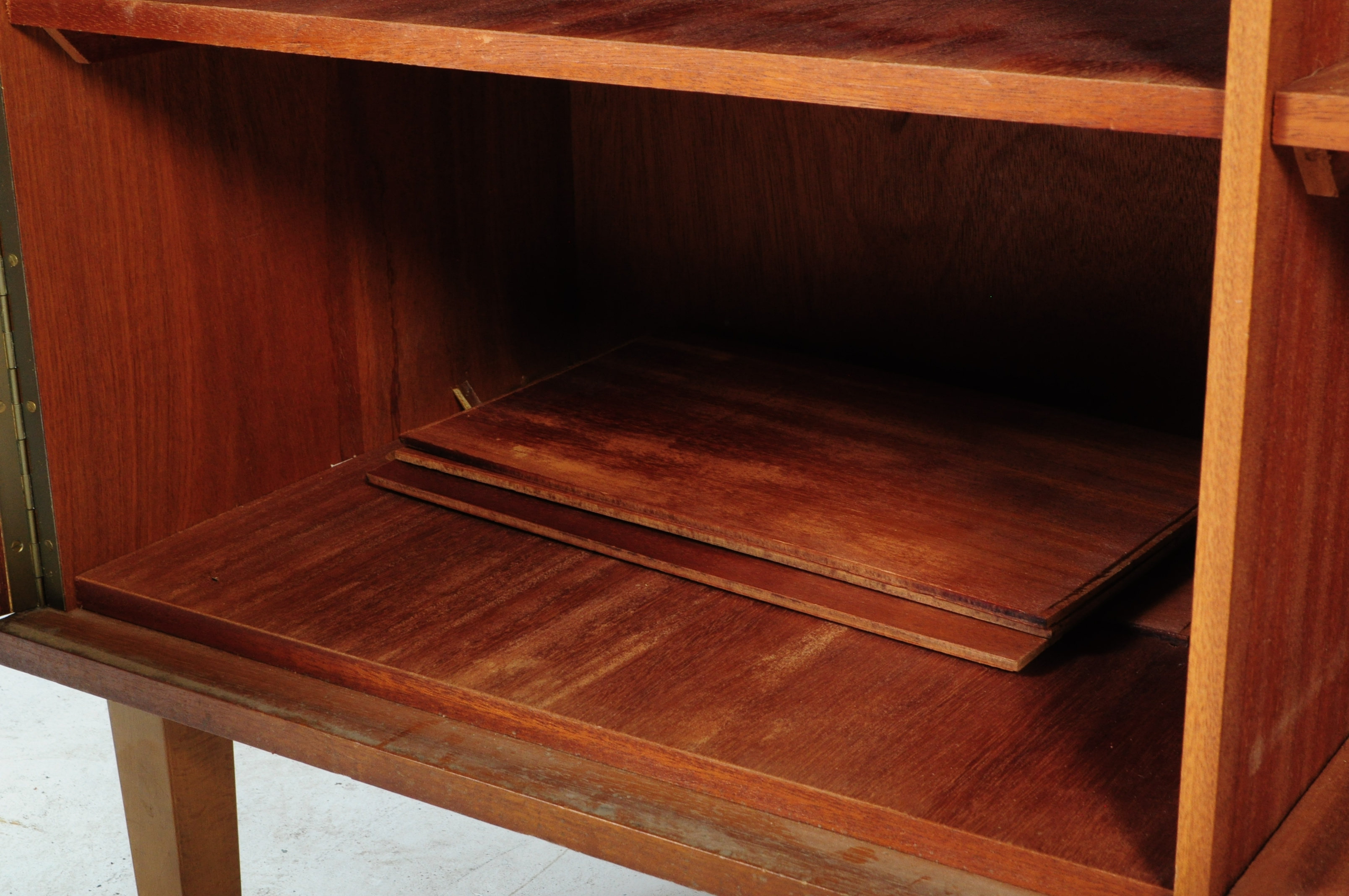 A VINTAGE RETRO 1970 TEAK MUSIC LP RECORD CABINET - Image 5 of 5