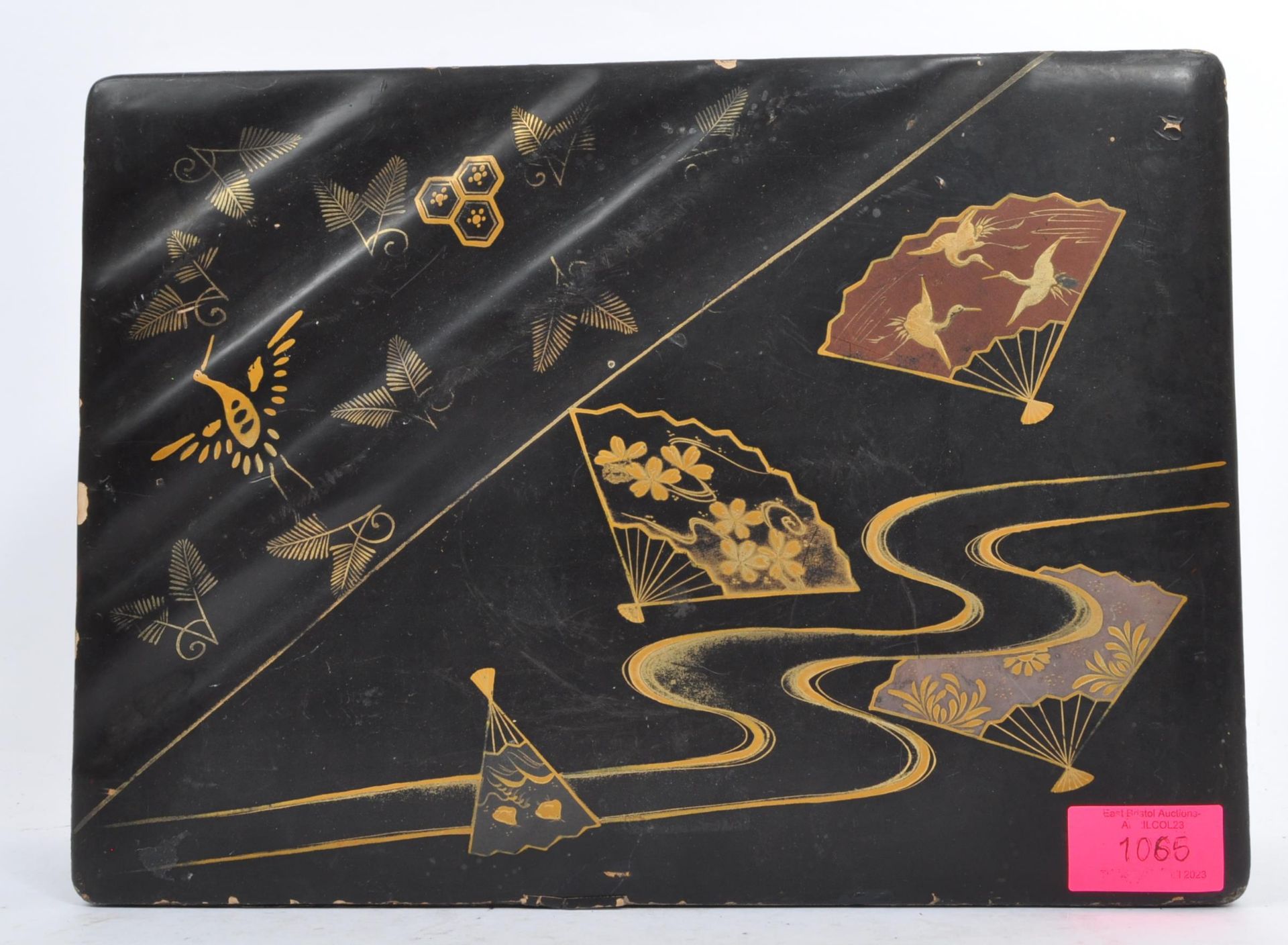 EARLY 20TH CENTURY JAPANESE GILT LACQUERED JEWELLERY BOX