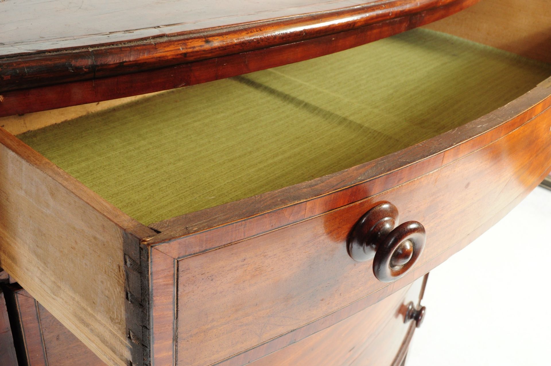 GEORGE III MAHOGANY INLAID BOW FRONT CHEST OF DRAWERS - Image 4 of 6