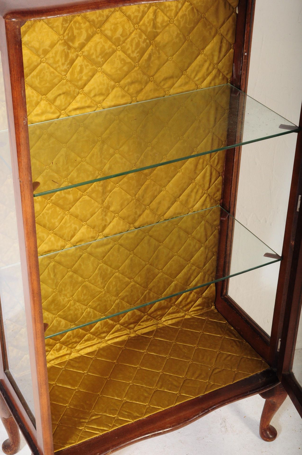 VINTAGE 1940'S QUEEN ANNE REVIVAL DISPLAY CABINET - Image 3 of 4