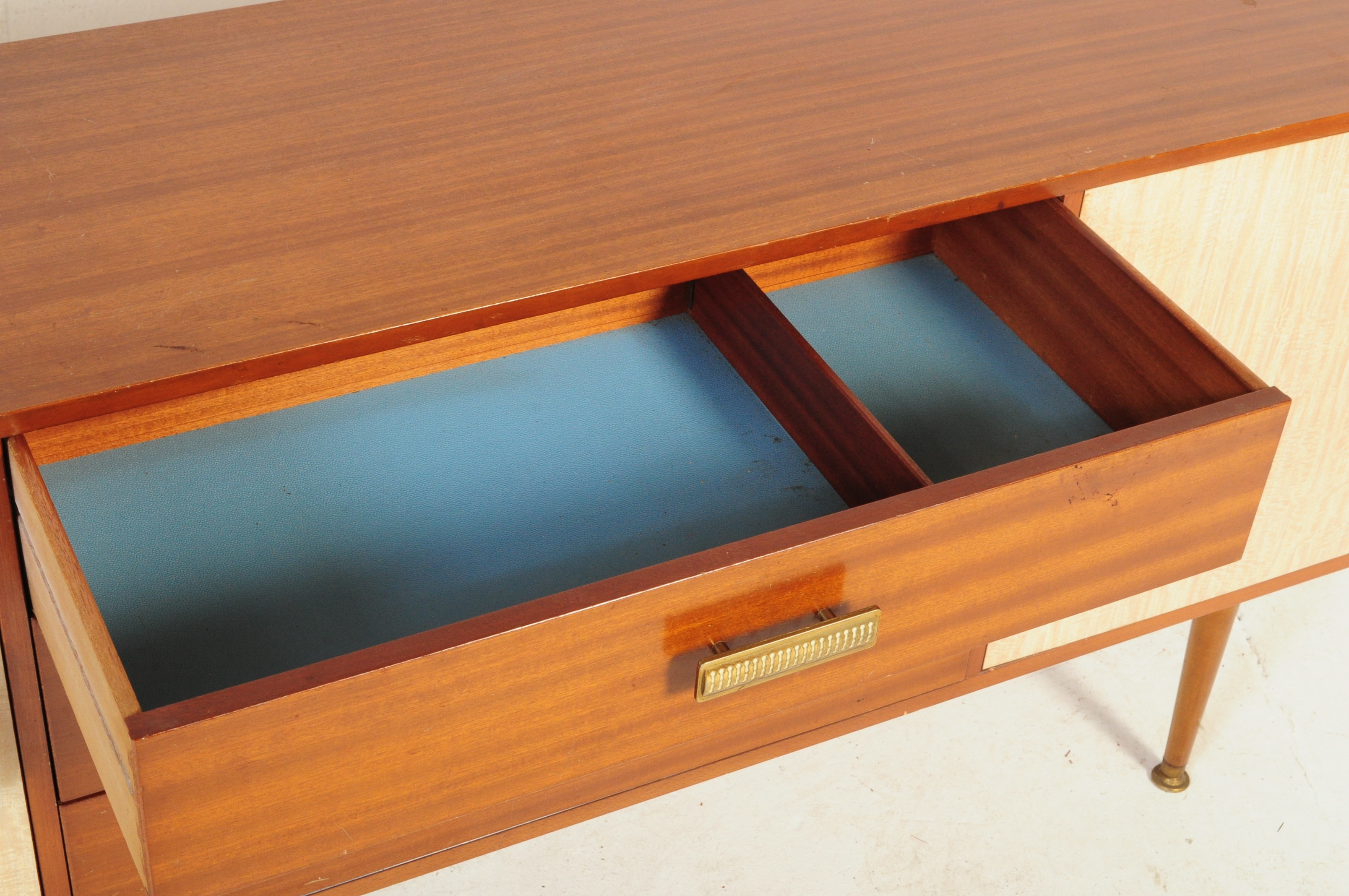 A RETRO VINTAGE 1970 WOODEN SIDEBOARD WITH FORMICA COVERED DOORS - Image 4 of 5