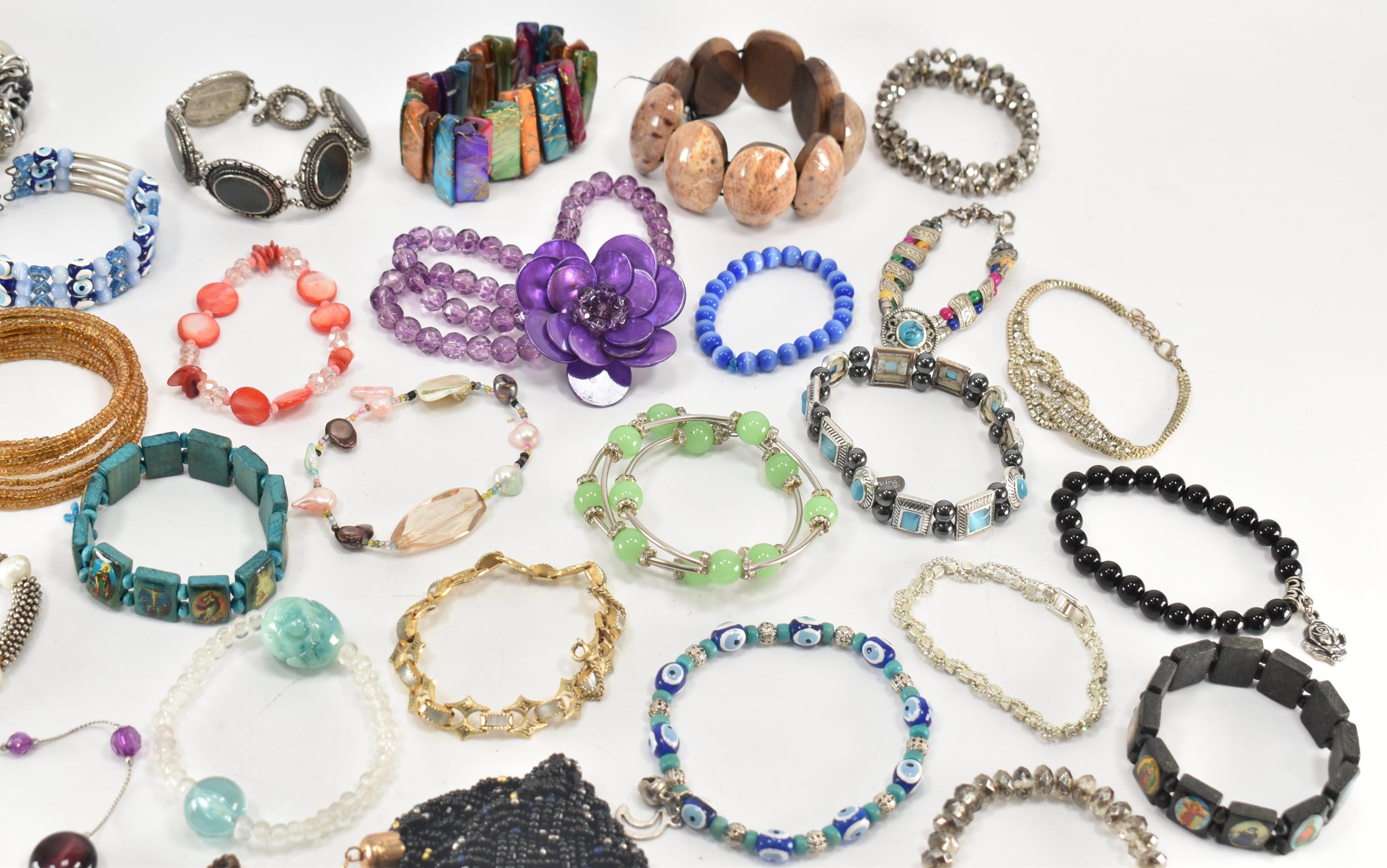 COLLECTION OF ASSORTED COSTUME JEWELLERY BRACELETS - Image 11 of 13