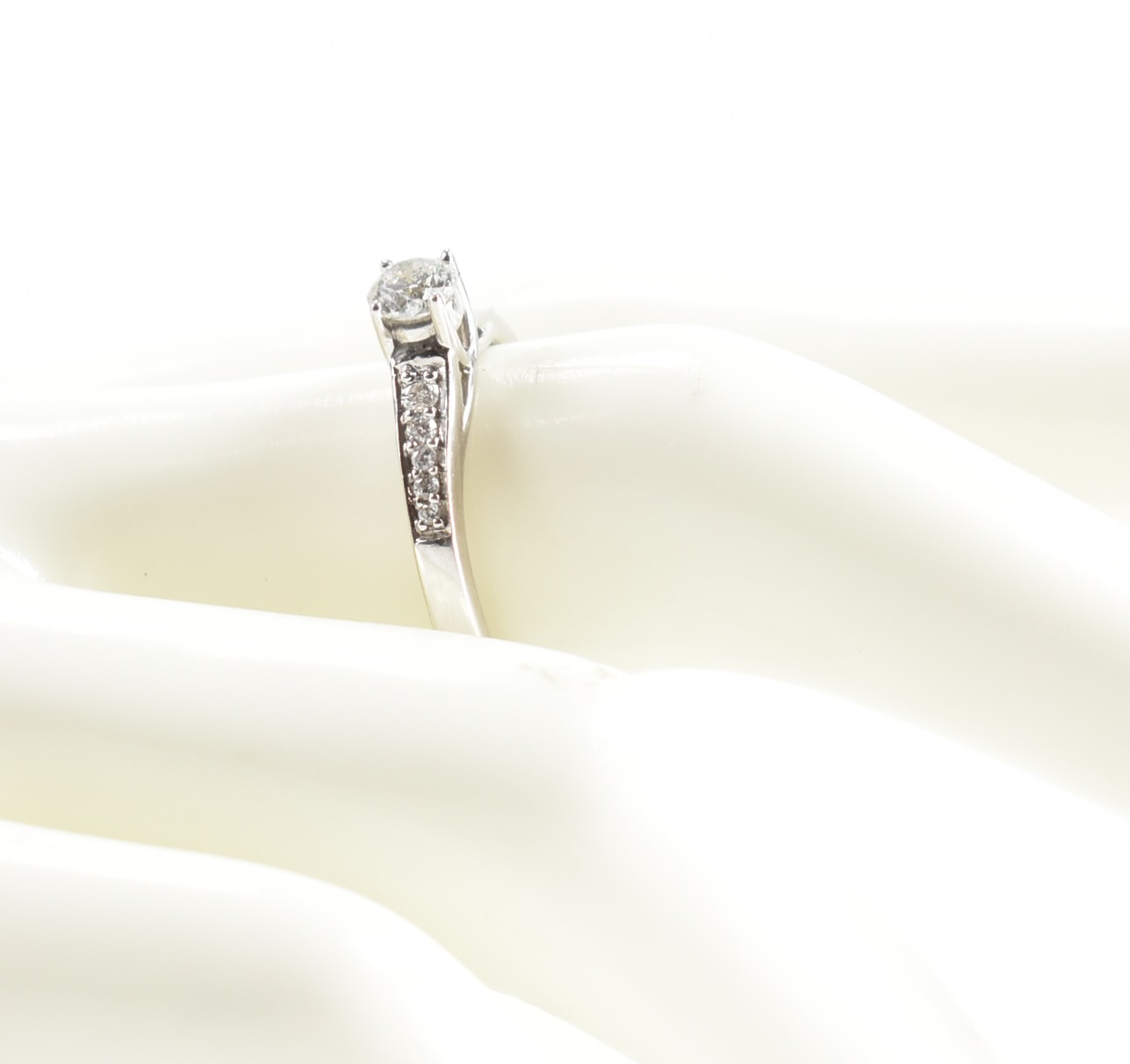 18CT WHITE GOLD & DIAMOND SOLITAIRE RING - Image 9 of 9