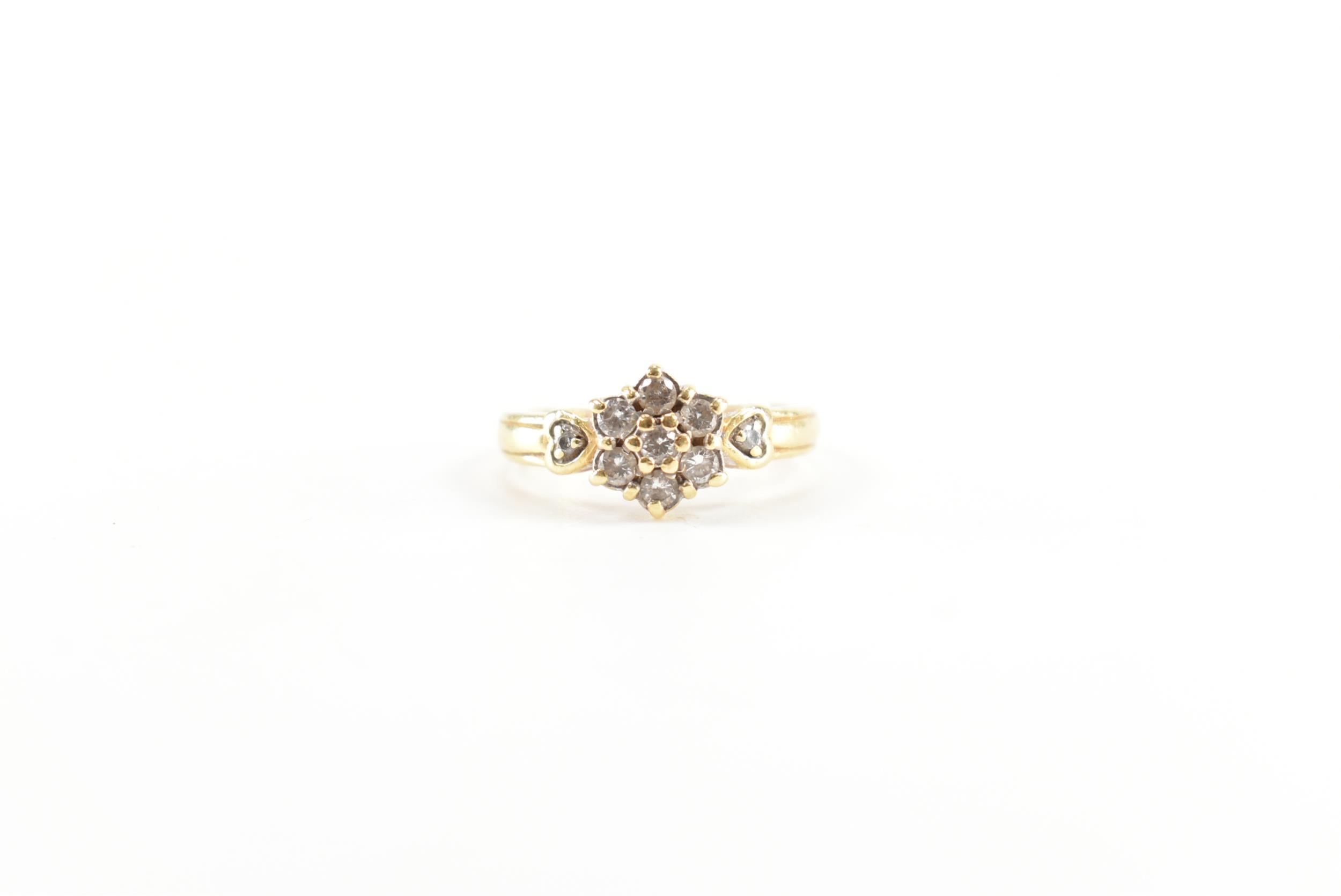 HALLMARKED 18CT GOLD & DIAMOND CLUSTER RING - Image 2 of 10