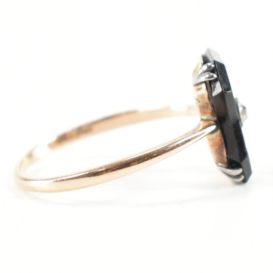 18CT GOLD ONYX DIAMOND PANEL RING - Image 5 of 8