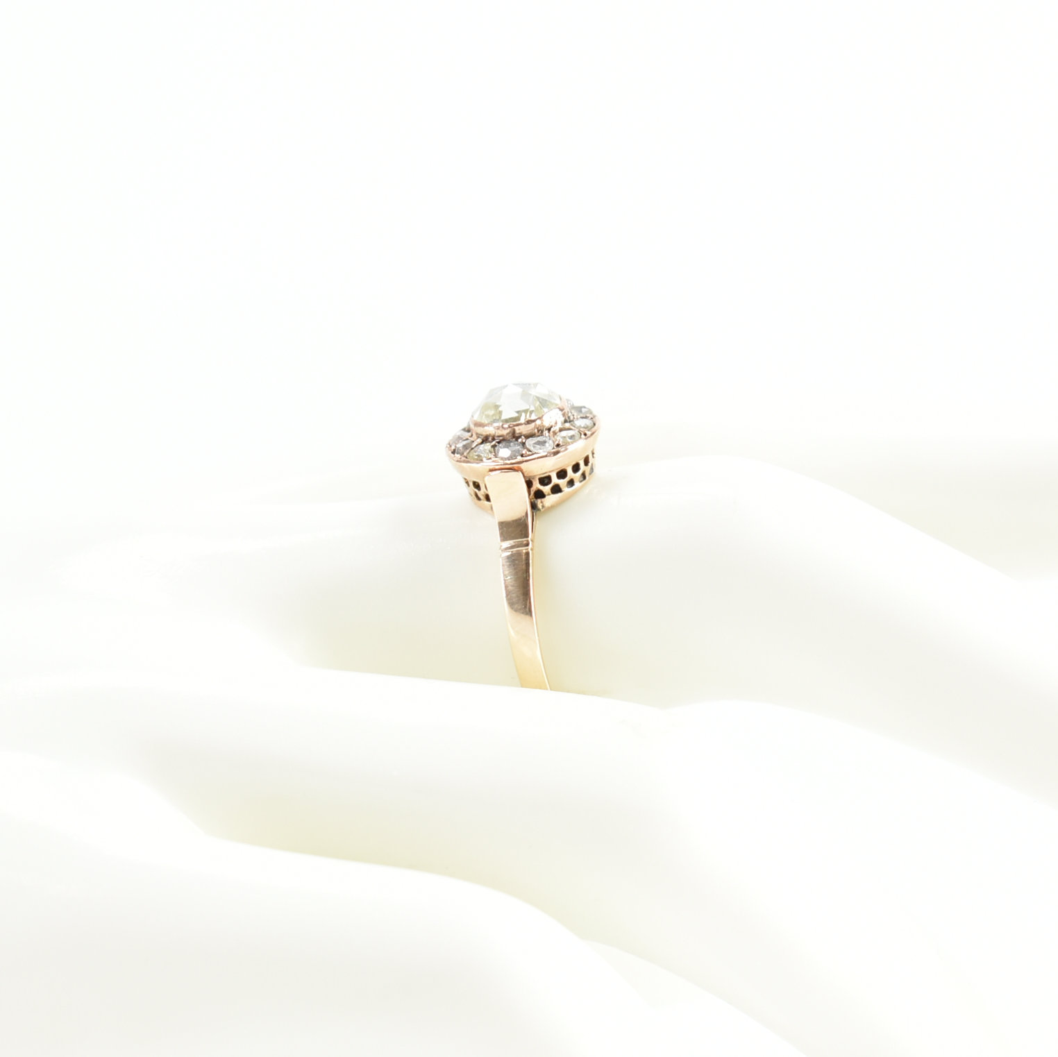 1920S GOLD & DIAMOND CLUSTER RING - Image 5 of 5