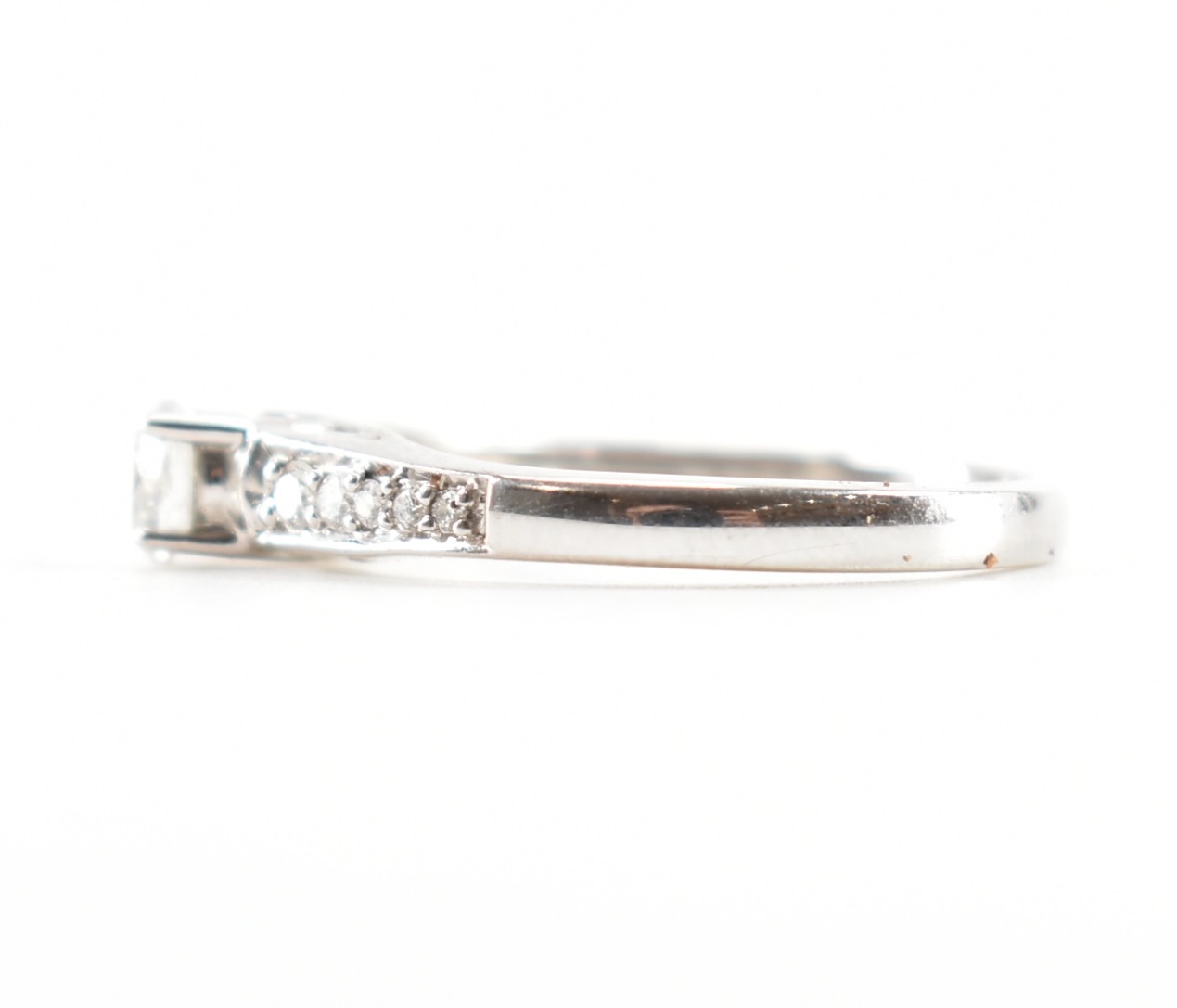 18CT WHITE GOLD & DIAMOND SOLITAIRE RING - Image 2 of 9