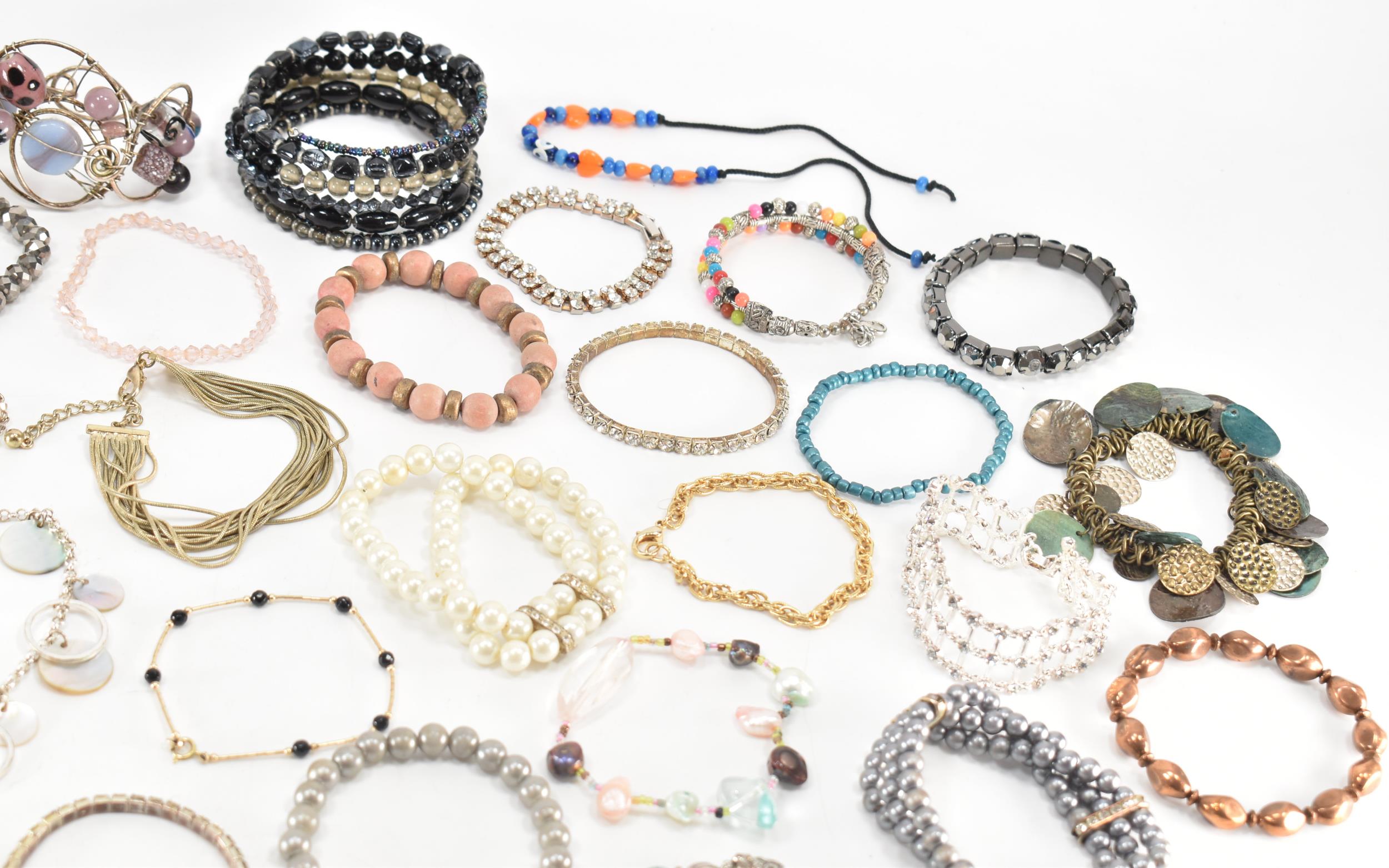 COLLECTION OF ASSORTED COSTUME JEWELLERY BRACELETS - Image 4 of 13