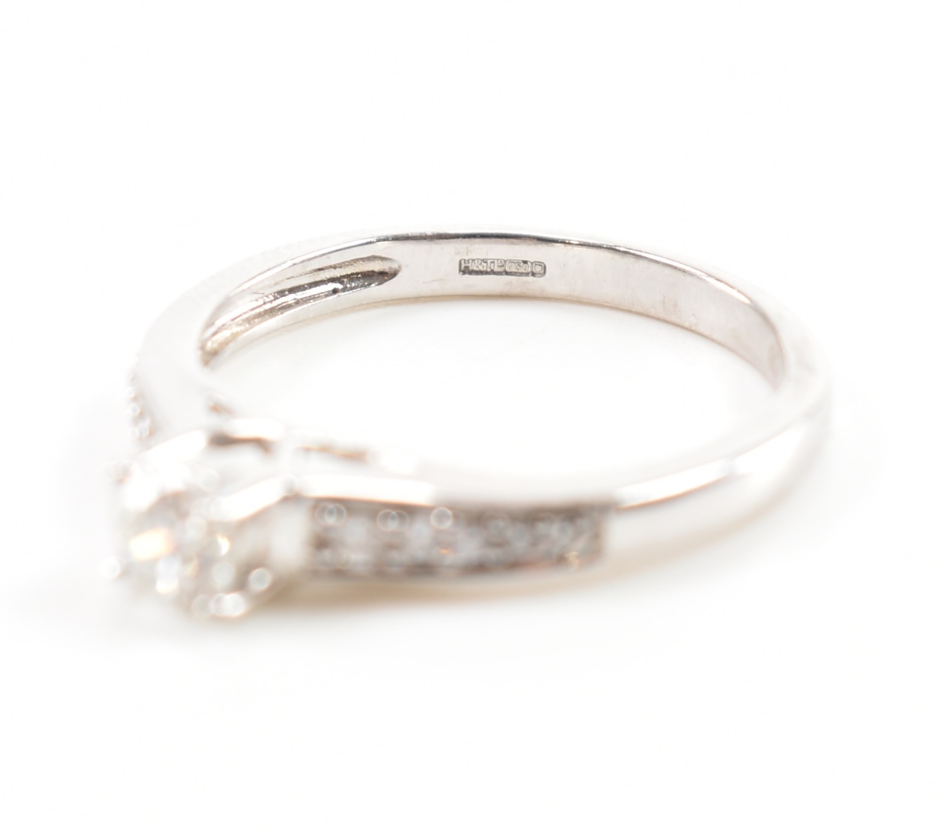 18CT WHITE GOLD & DIAMOND SOLITAIRE RING - Image 7 of 9