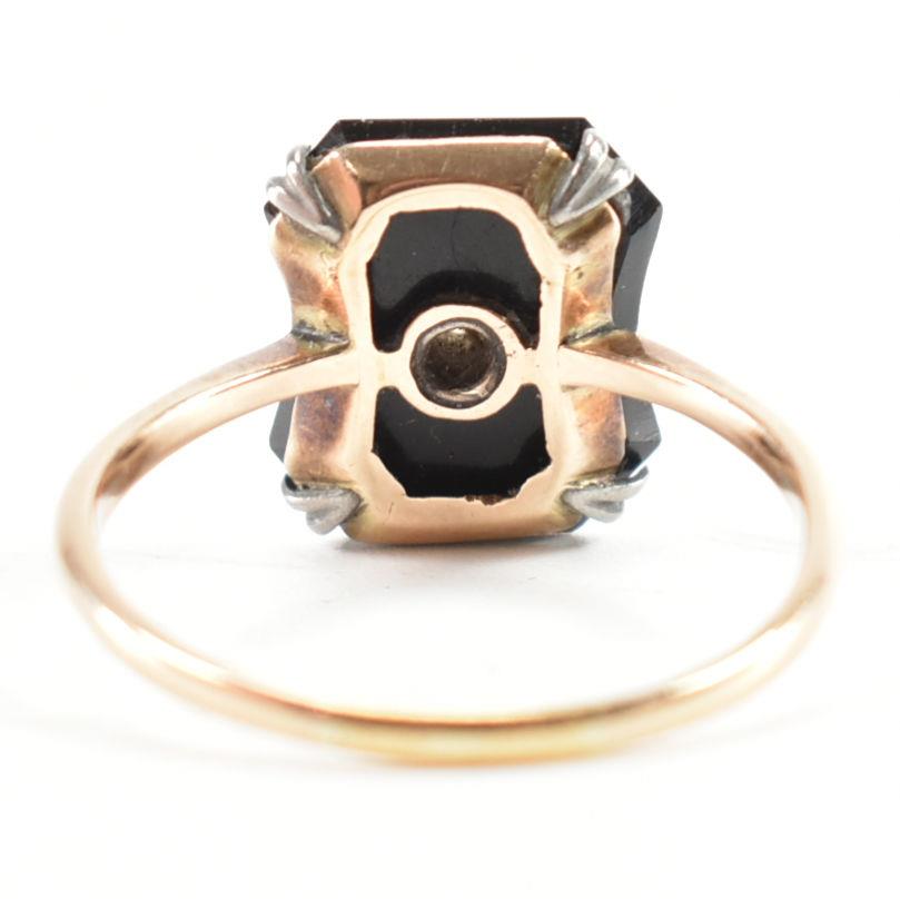 18CT GOLD ONYX DIAMOND PANEL RING - Image 4 of 8